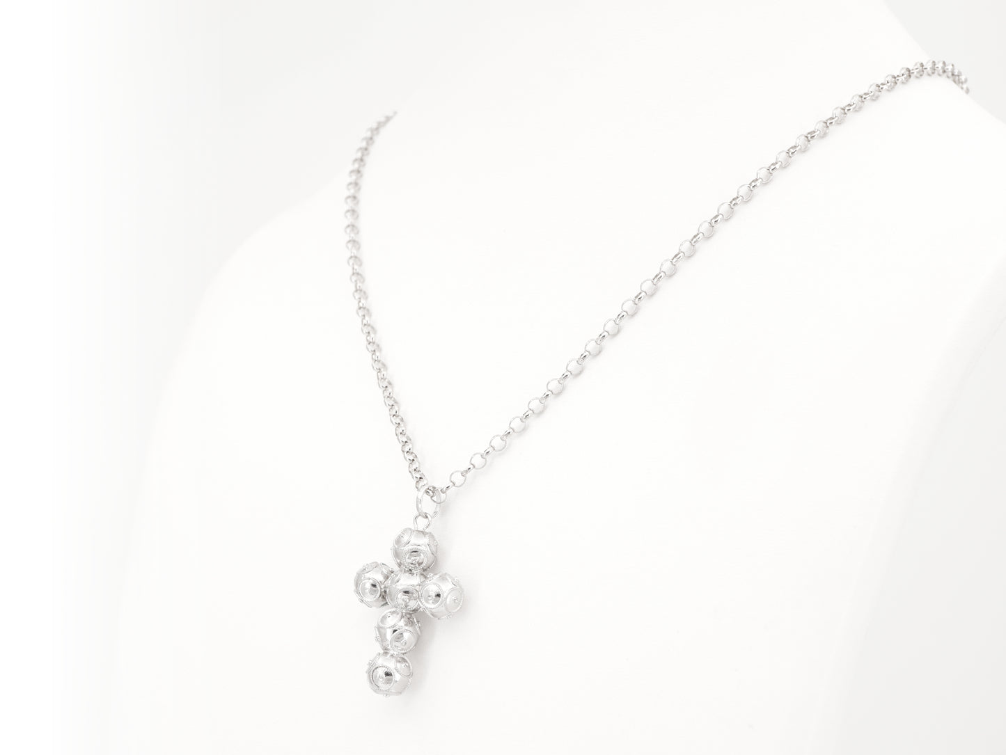 Colar com Cruz Média de Contas de Viana, Filigrana Portuguesa, Prata de Lei 925 - Colar em Exposição, Perspectiva