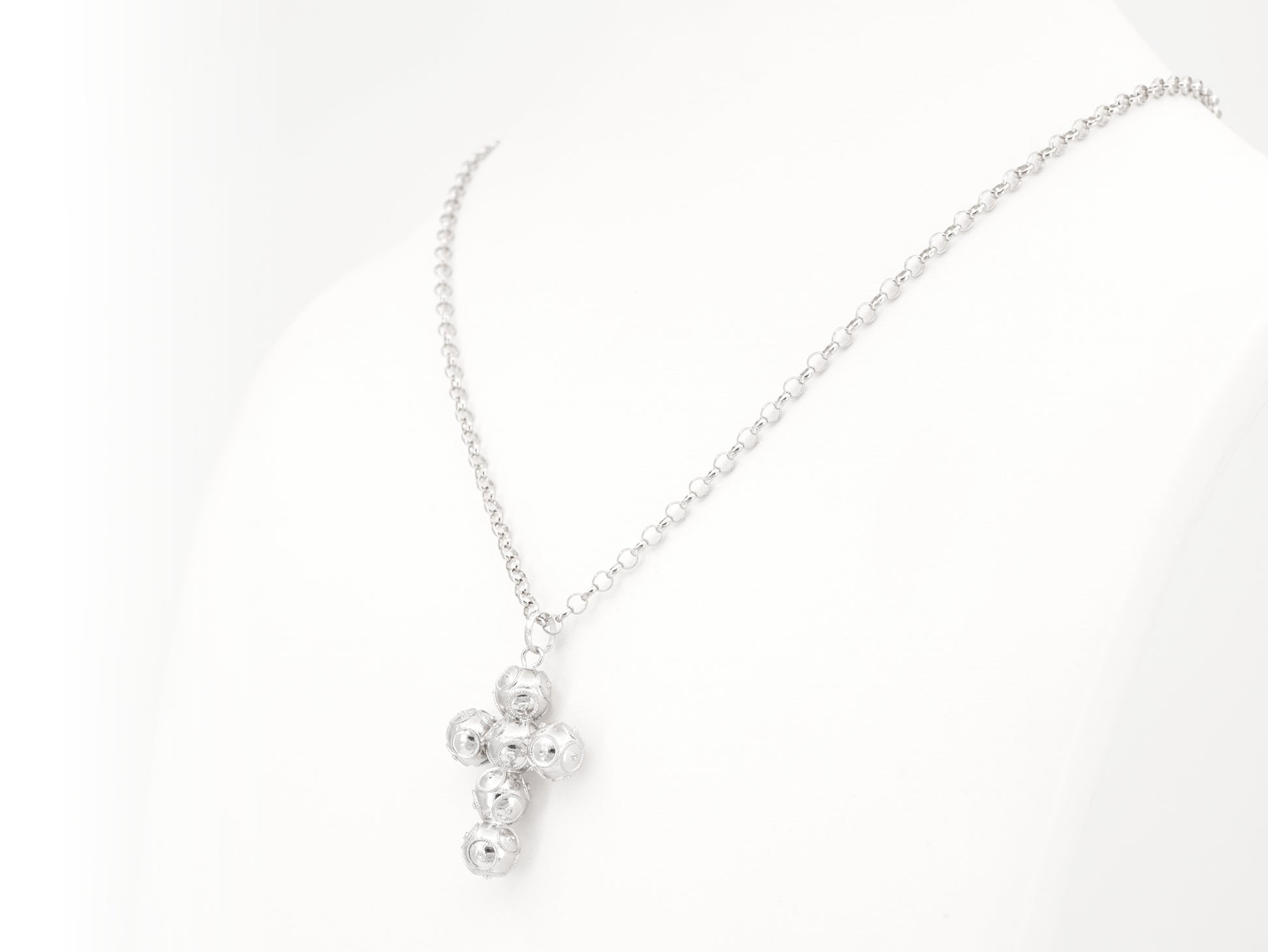 Colar com Cruz Média de Contas de Viana, Filigrana Portuguesa, Prata de Lei 925 - Colar em Exposição, Perspectiva