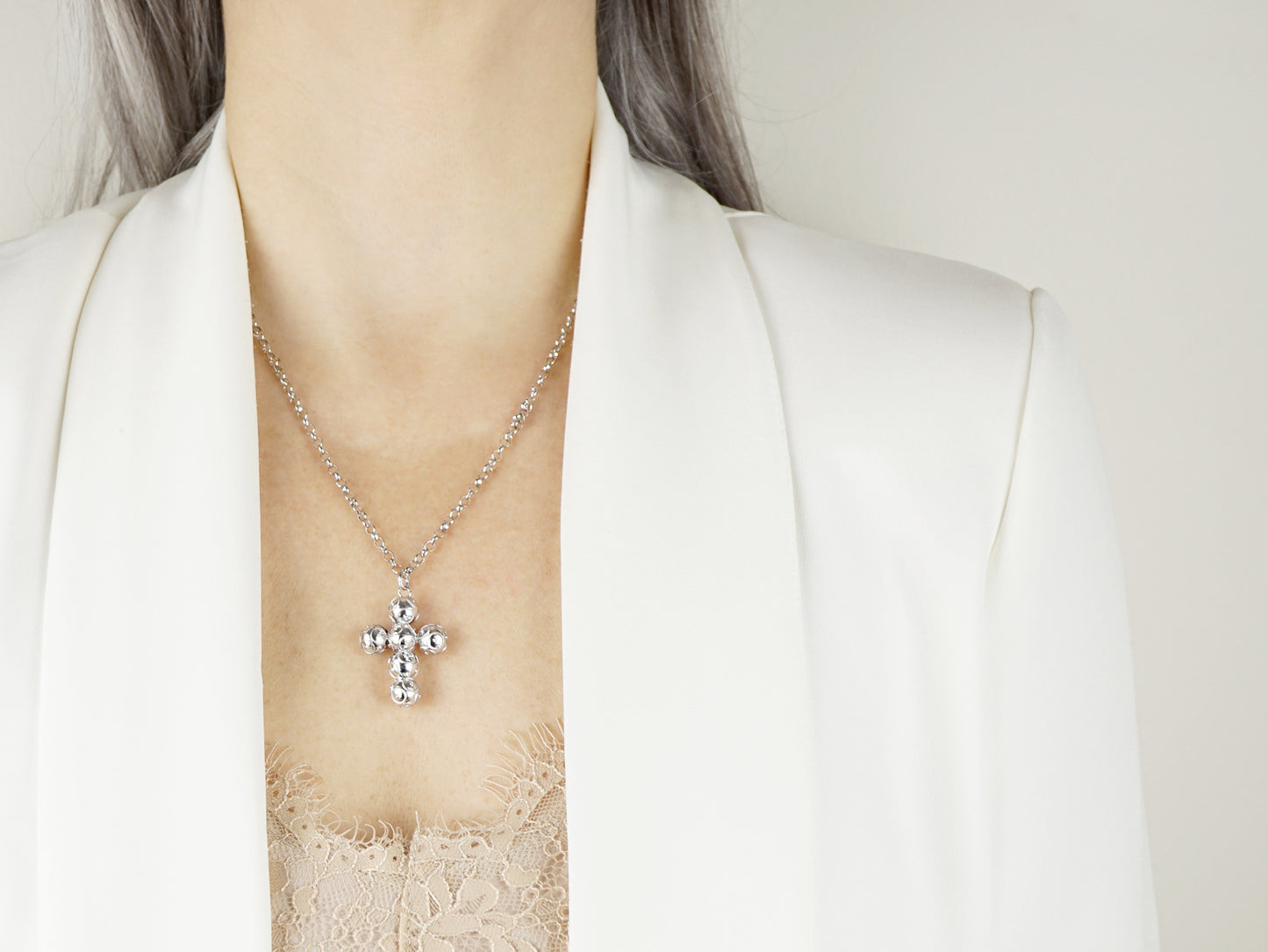 Colar com Cruz Média de Contas de Viana, Filigrana Portuguesa, Prata de Lei 925 - Pormenor Mulher a usar Colar