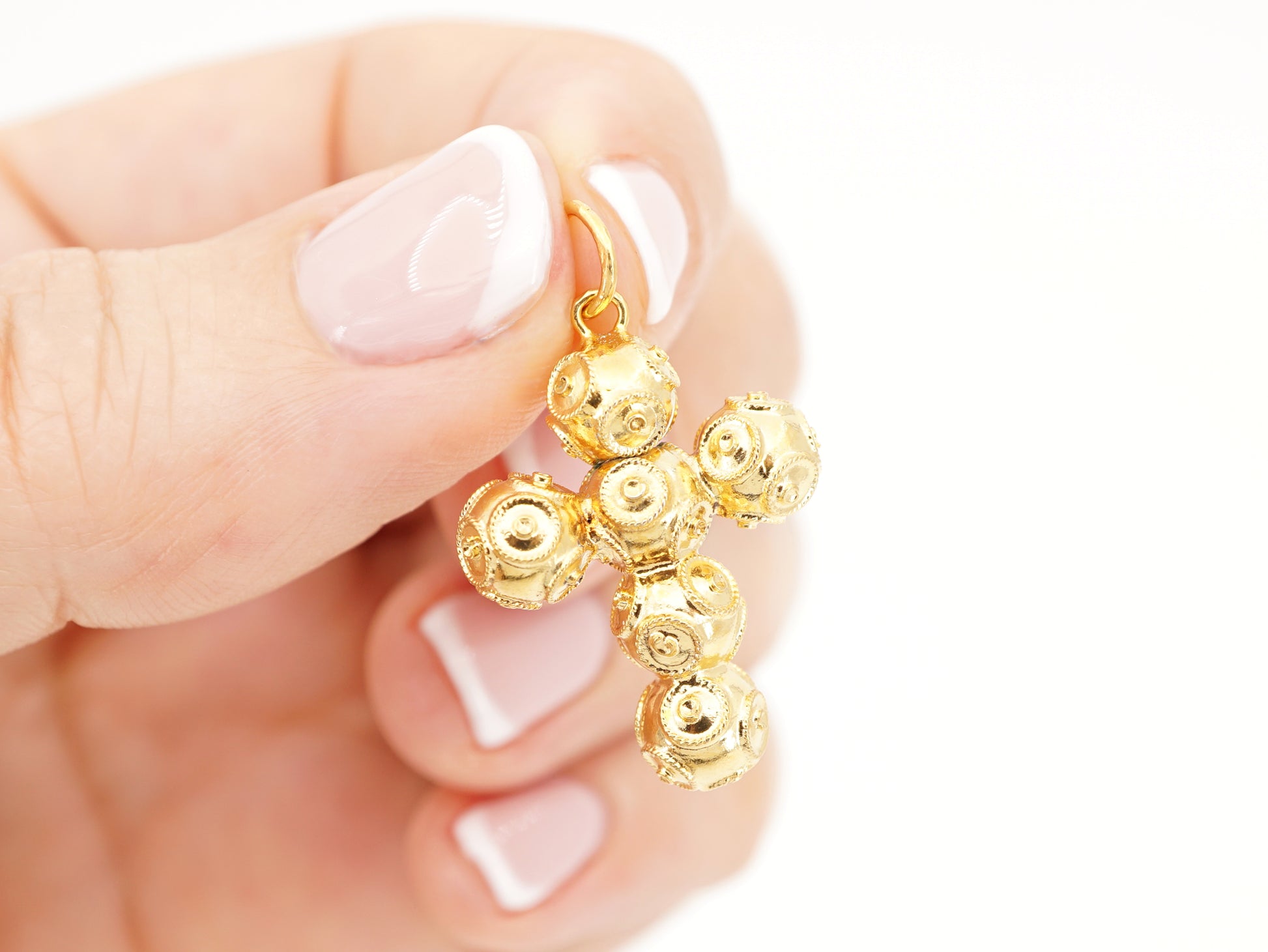 Medalha Cruz Pequena de Contas de Viana 6mm, Filigrana Portuguesa, Prata de Lei 925 Dourada - Pormenor na Mão