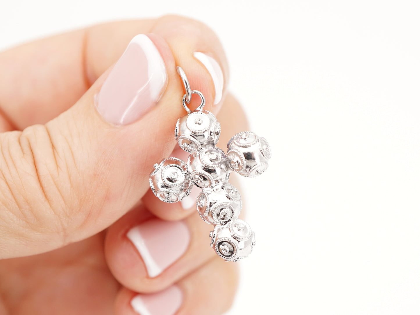 Medalha Cruz Pequena de Contas de Viana 6mm, Filigrana Portuguesa, Prata de Lei 925 - Pormenor na Mão