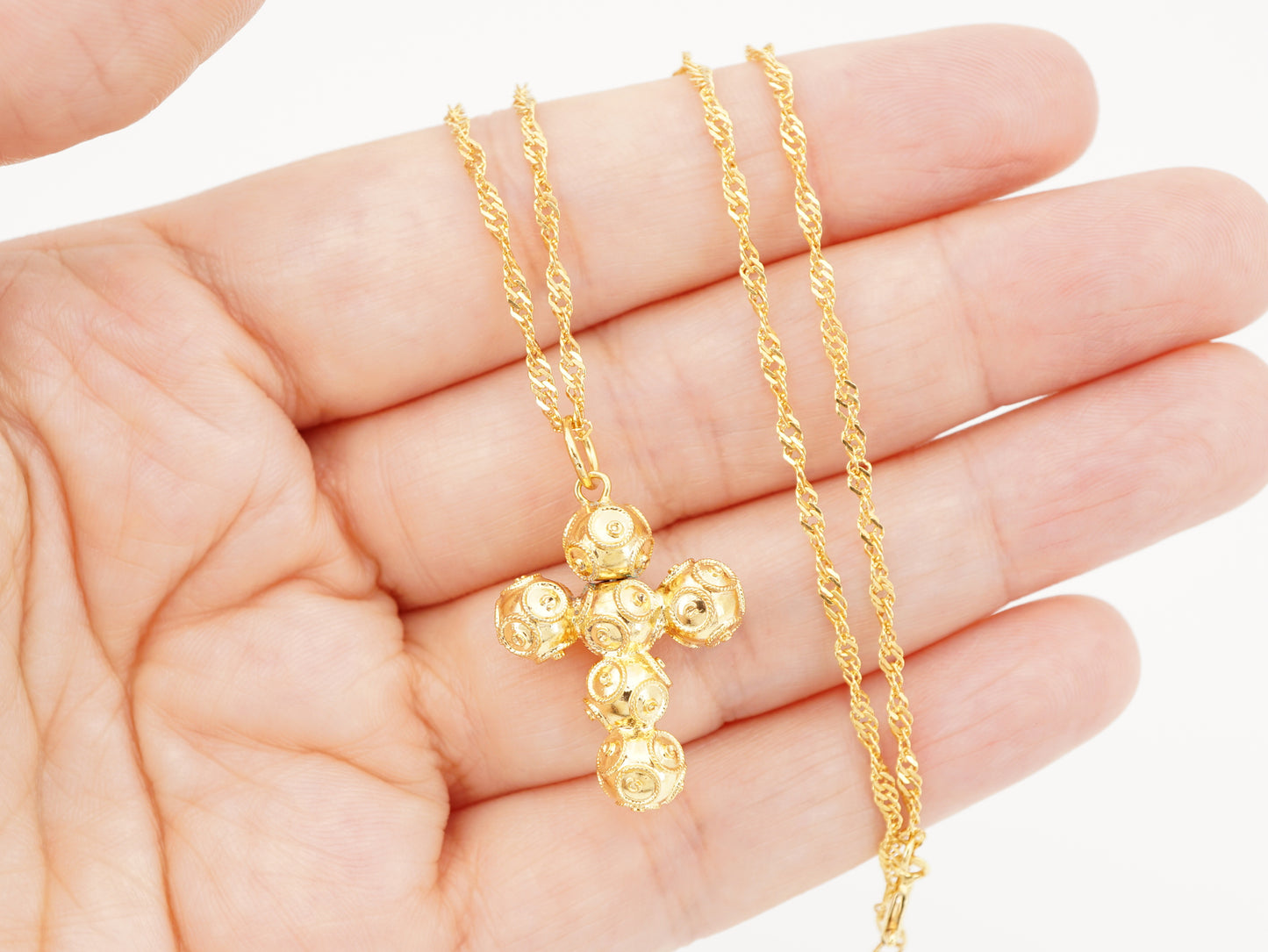 Colar Torcido com Cruz Pequena de Contas de Viana, Filigrana Portuguesa, Prata de Lei 925 Dourada - Pormenor na Mão