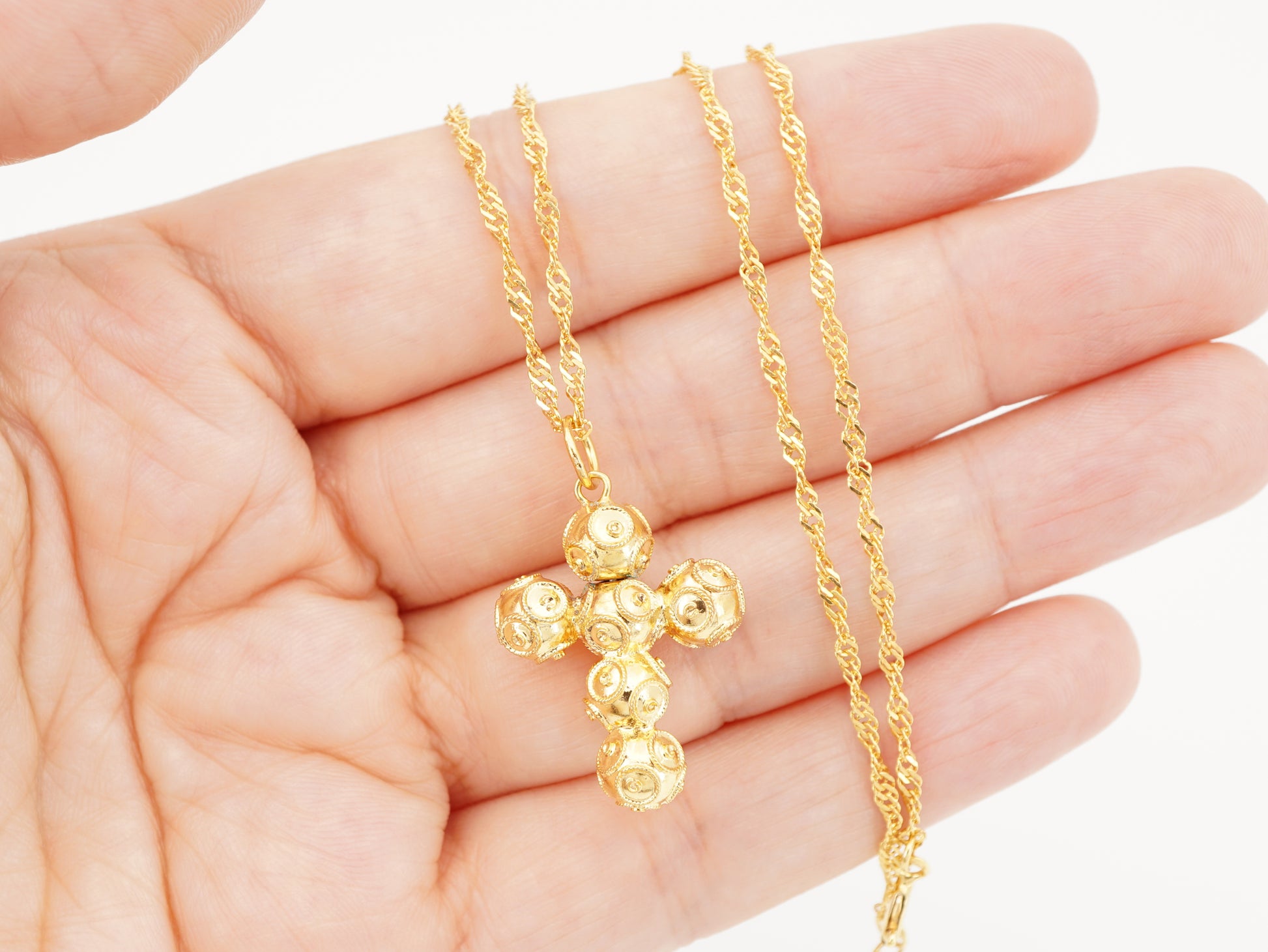 Colar Torcido com Cruz Pequena de Contas de Viana, Filigrana Portuguesa, Prata de Lei 925 Dourada - Pormenor na Mão