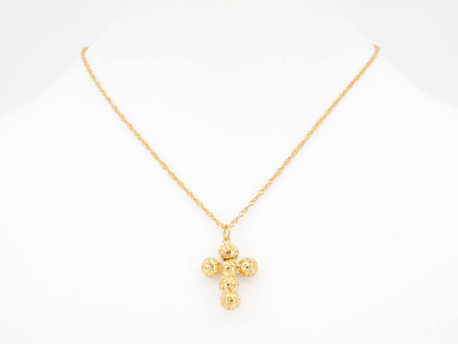 Colar Torcido com Cruz Pequena de Contas de Viana, Filigrana Portuguesa, Prata de Lei 925 Dourada - Colar em Exposição, Vista de Frente