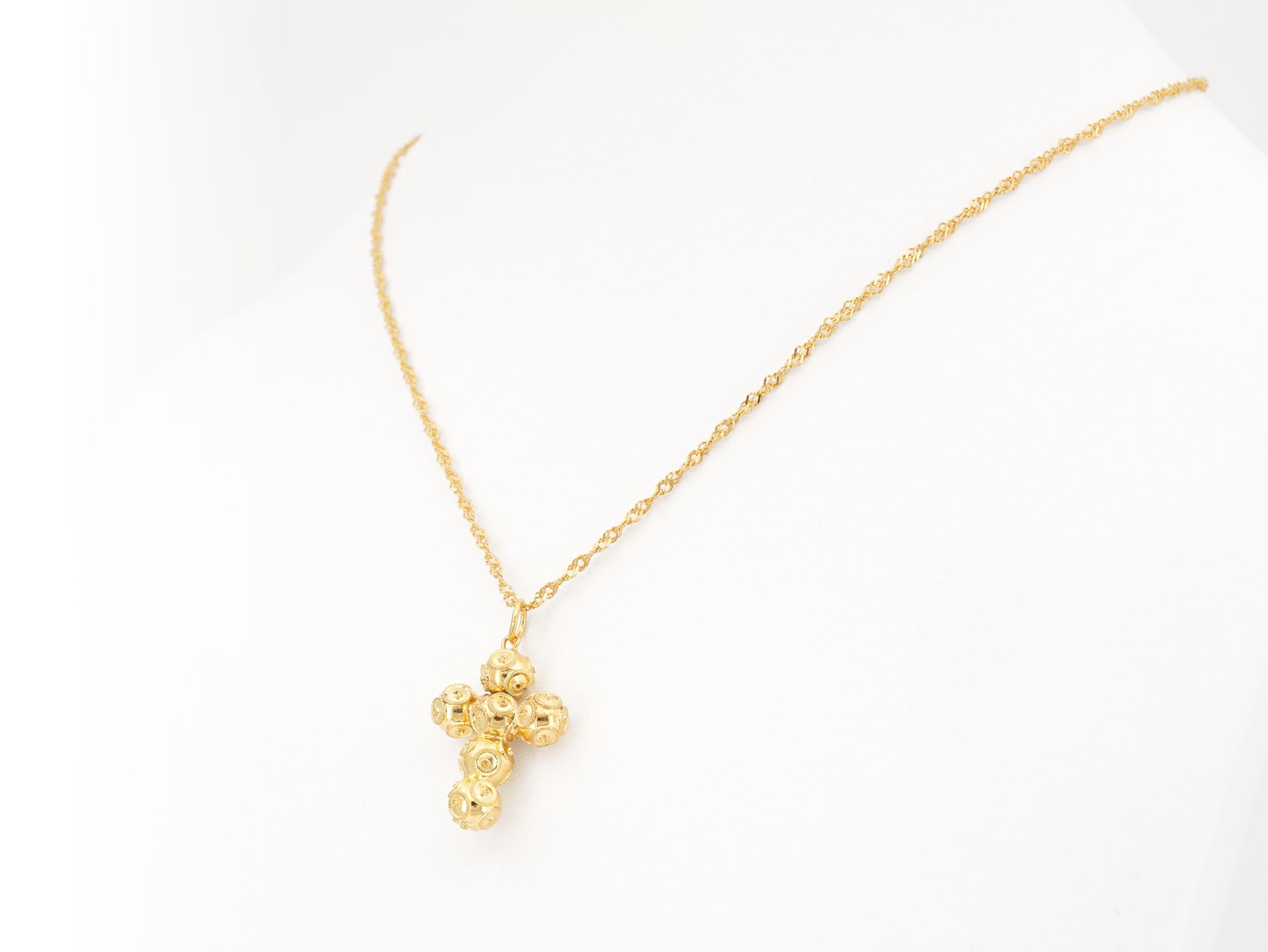 Colar Torcido com Cruz Pequena de Contas de Viana, Filigrana Portuguesa, Prata de Lei 925 Dourada - Colar em Exposição, Perspectiva