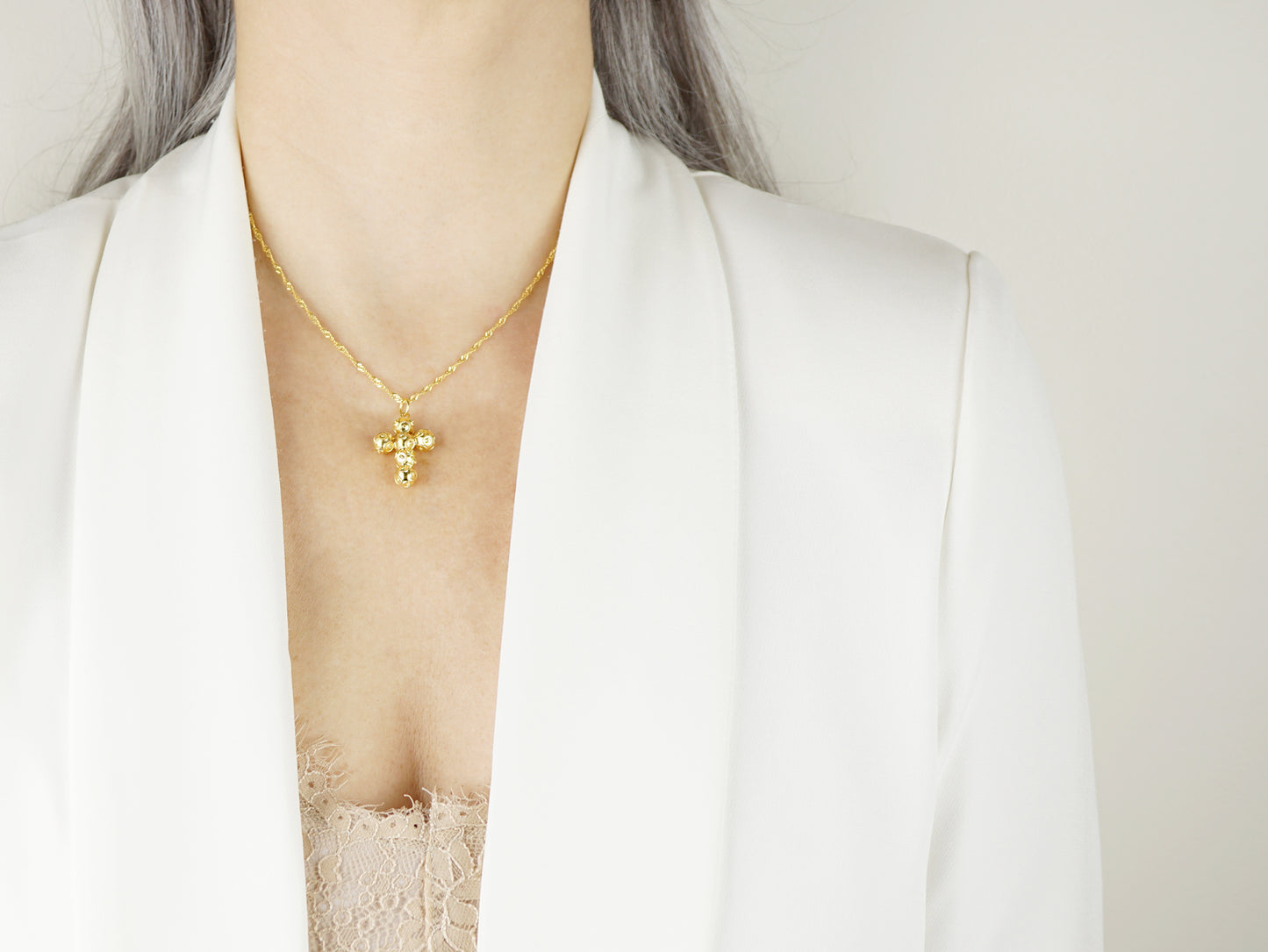 Colar Torcido com Cruz Pequena de Contas de Viana, Filigrana Portuguesa, Prata de Lei 925 Dourada - Mulher a usar Colar