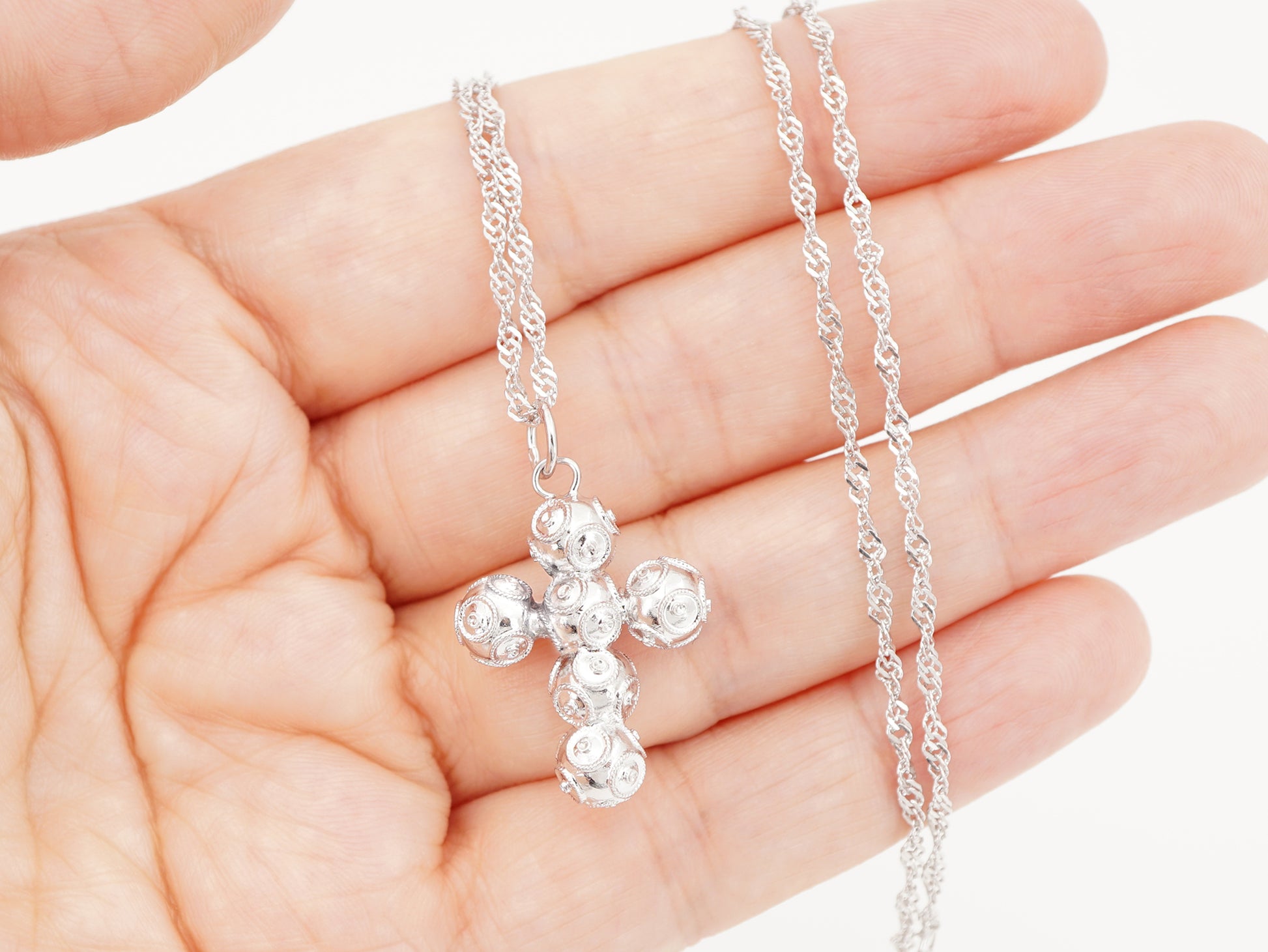 Colar Torcido com Cruz Pequena de Contas de Viana, Filigrana Portuguesa, Prata de Lei 925 - Pormenor na Mão