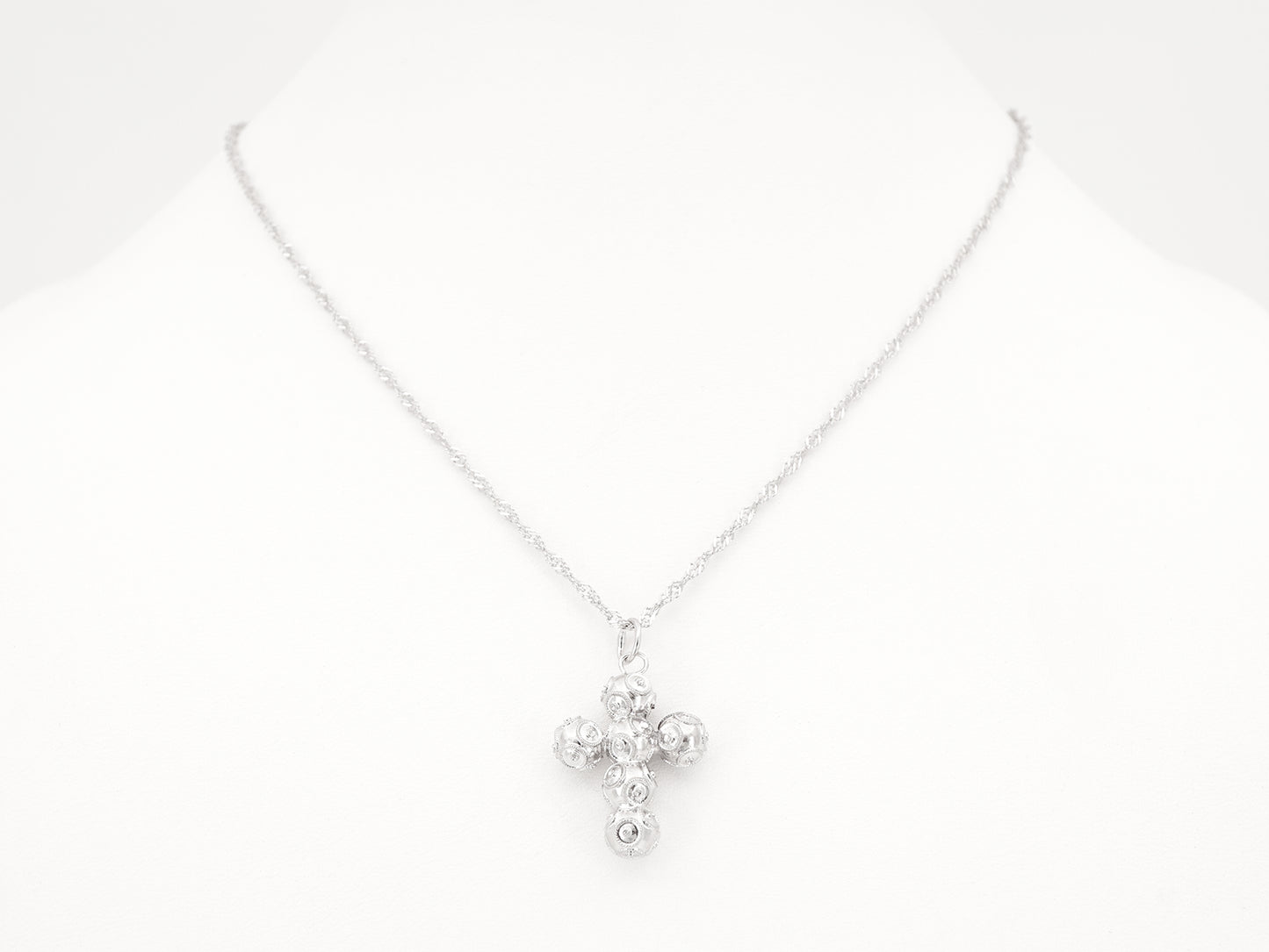 Colar Torcido com Cruz Pequena de Contas de Viana, Filigrana Portuguesa, Prata de Lei 925 - Colar em Exposição, Vista de Frente