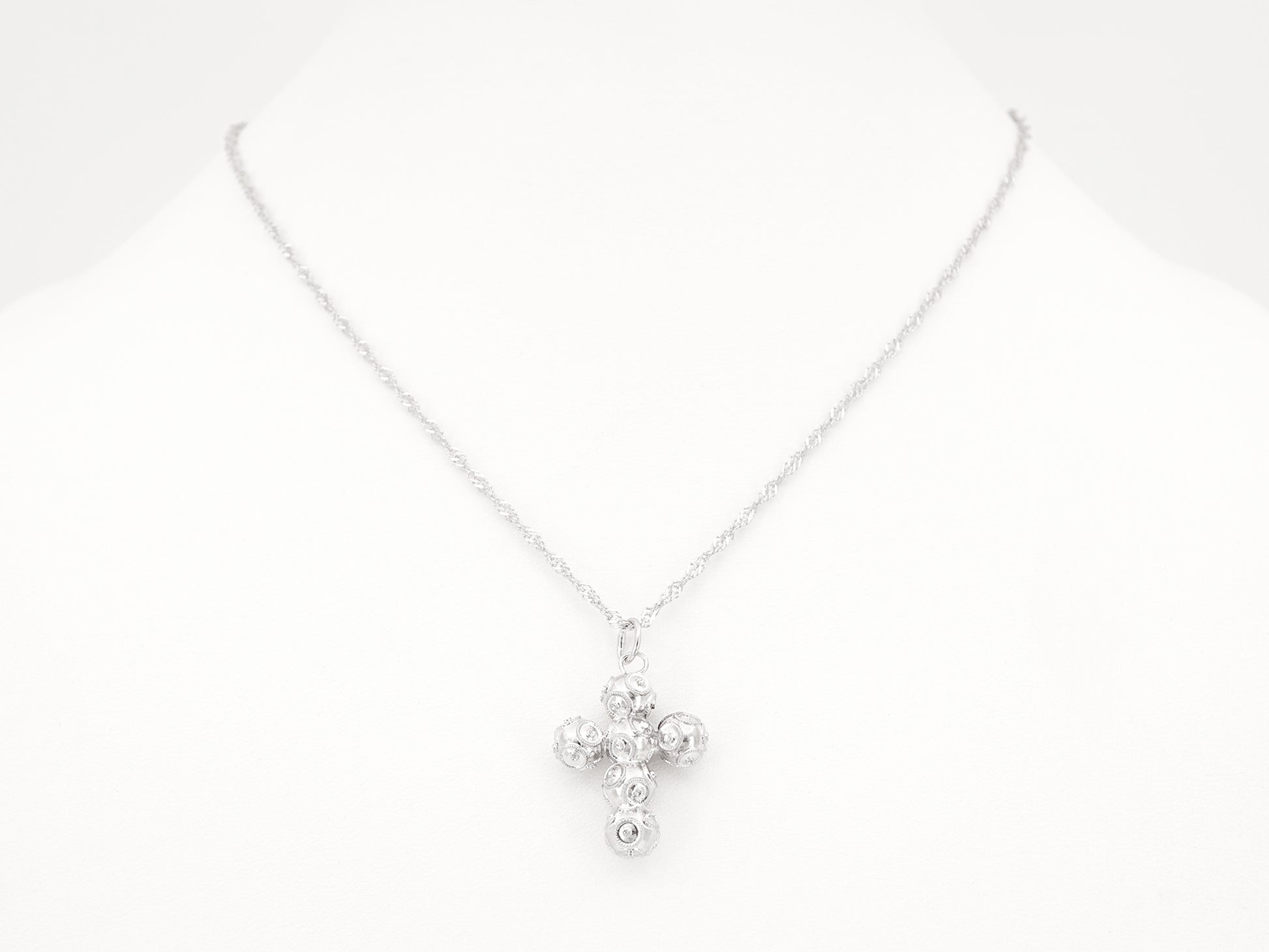 Colar Torcido com Cruz Pequena de Contas de Viana, Filigrana Portuguesa, Prata de Lei 925 - Colar em Exposição, Vista de Frente