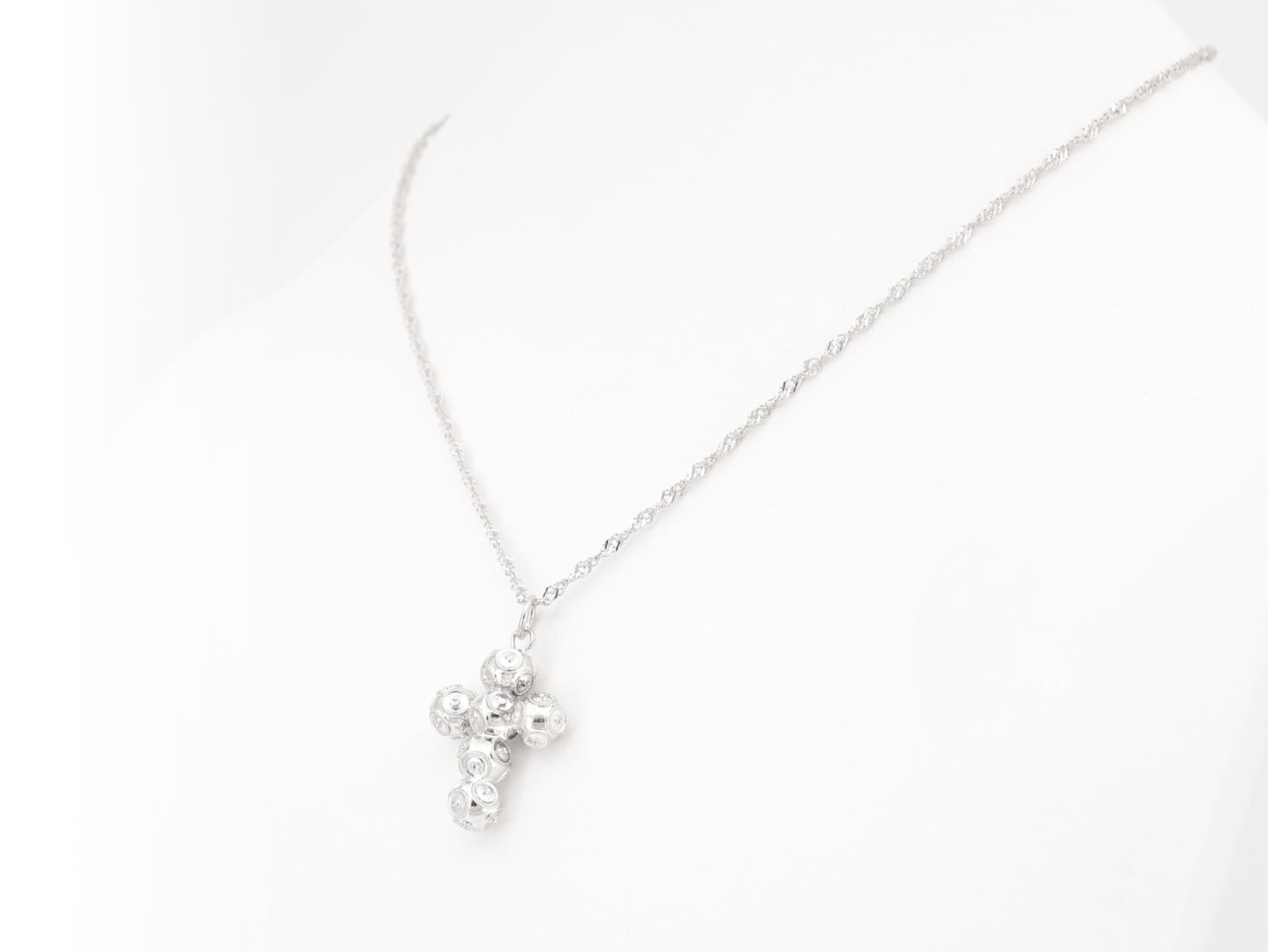 Colar Torcido com Cruz Pequena de Contas de Viana, Filigrana Portuguesa, Prata de Lei 925 - Colar em Exposição, Perspectiva