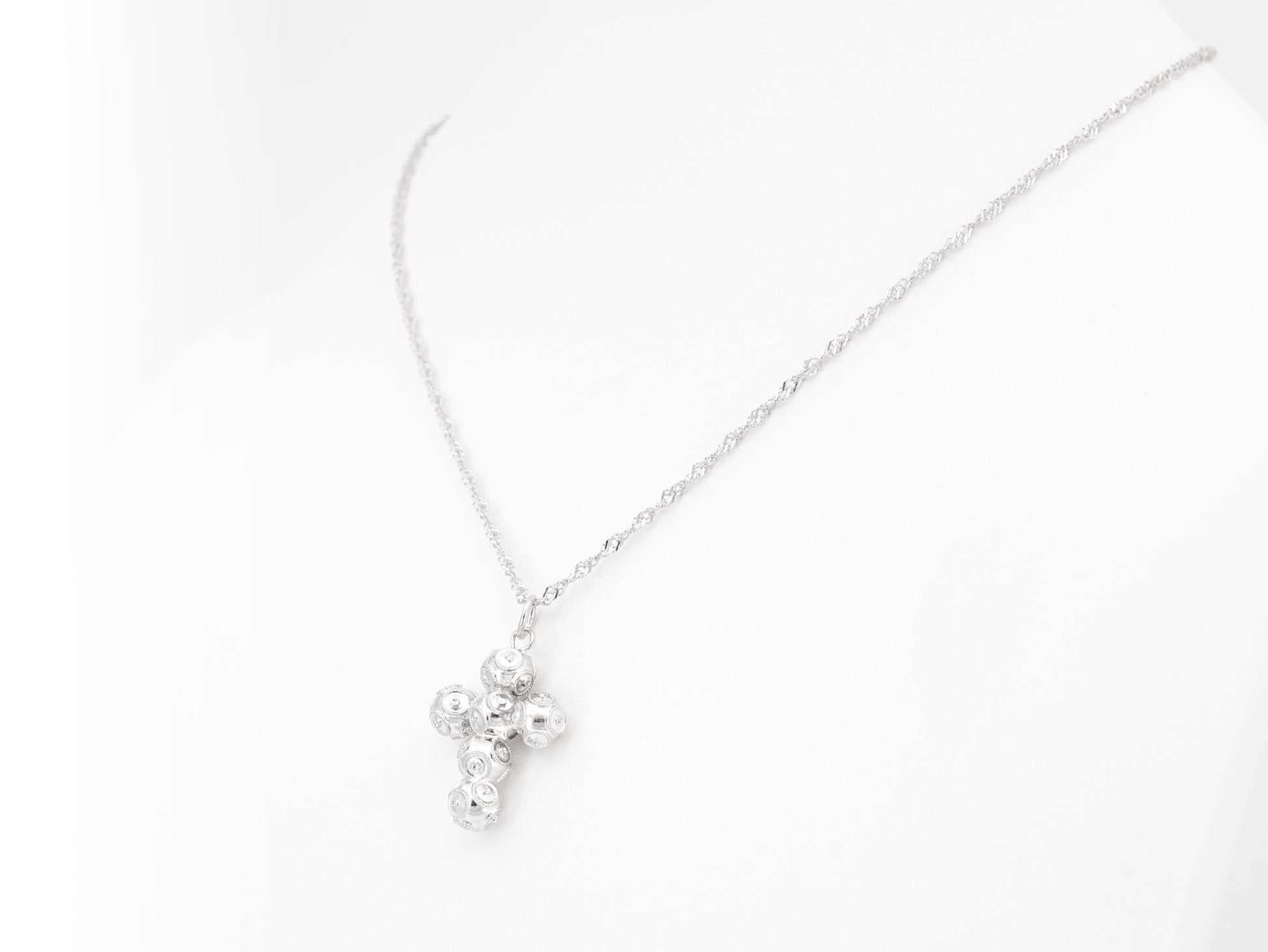 Colar Torcido com Cruz Pequena de Contas de Viana, Filigrana Portuguesa, Prata de Lei 925 - Colar em Exposição, Perspectiva