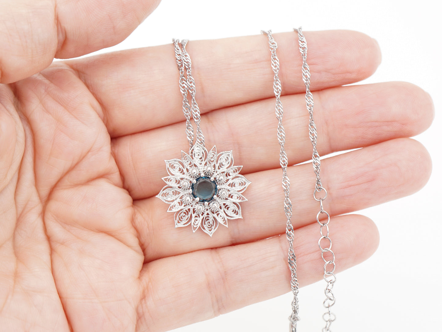 Colar Flor Rica com Pedra, Filigrana Portuguesa, Prata de Lei 925 - Pormenor na Mão