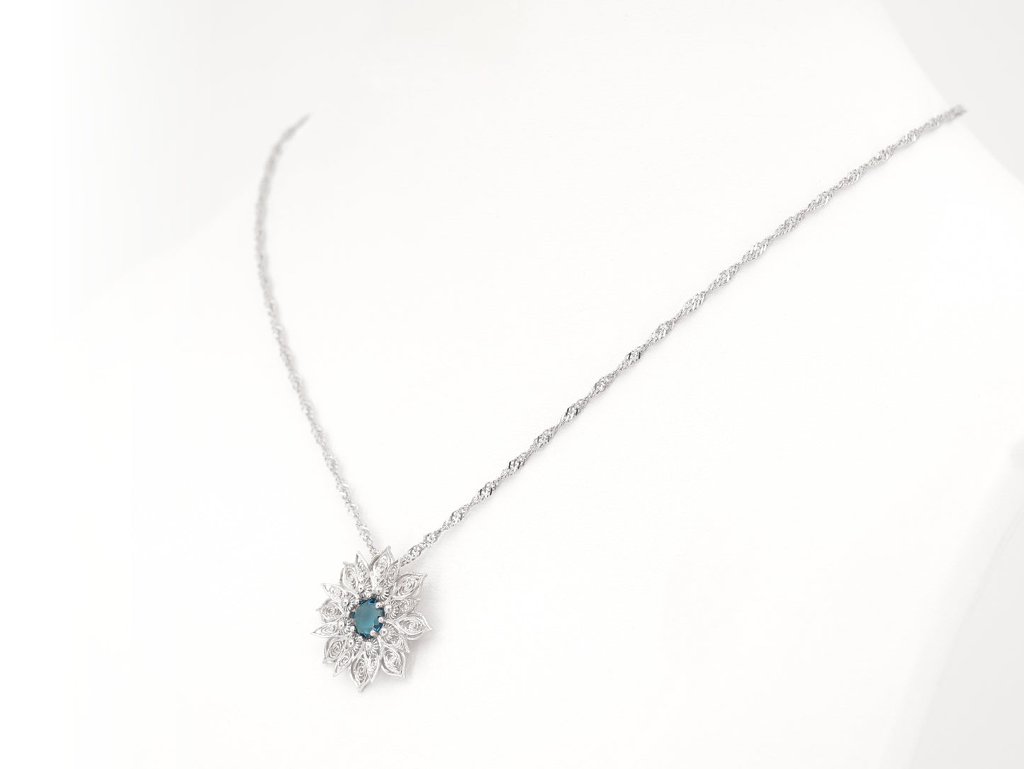 Colar Flor Rica com Pedra, Filigrana Portuguesa, Prata de Lei 925 - Colar em Exposição, Perspectiva