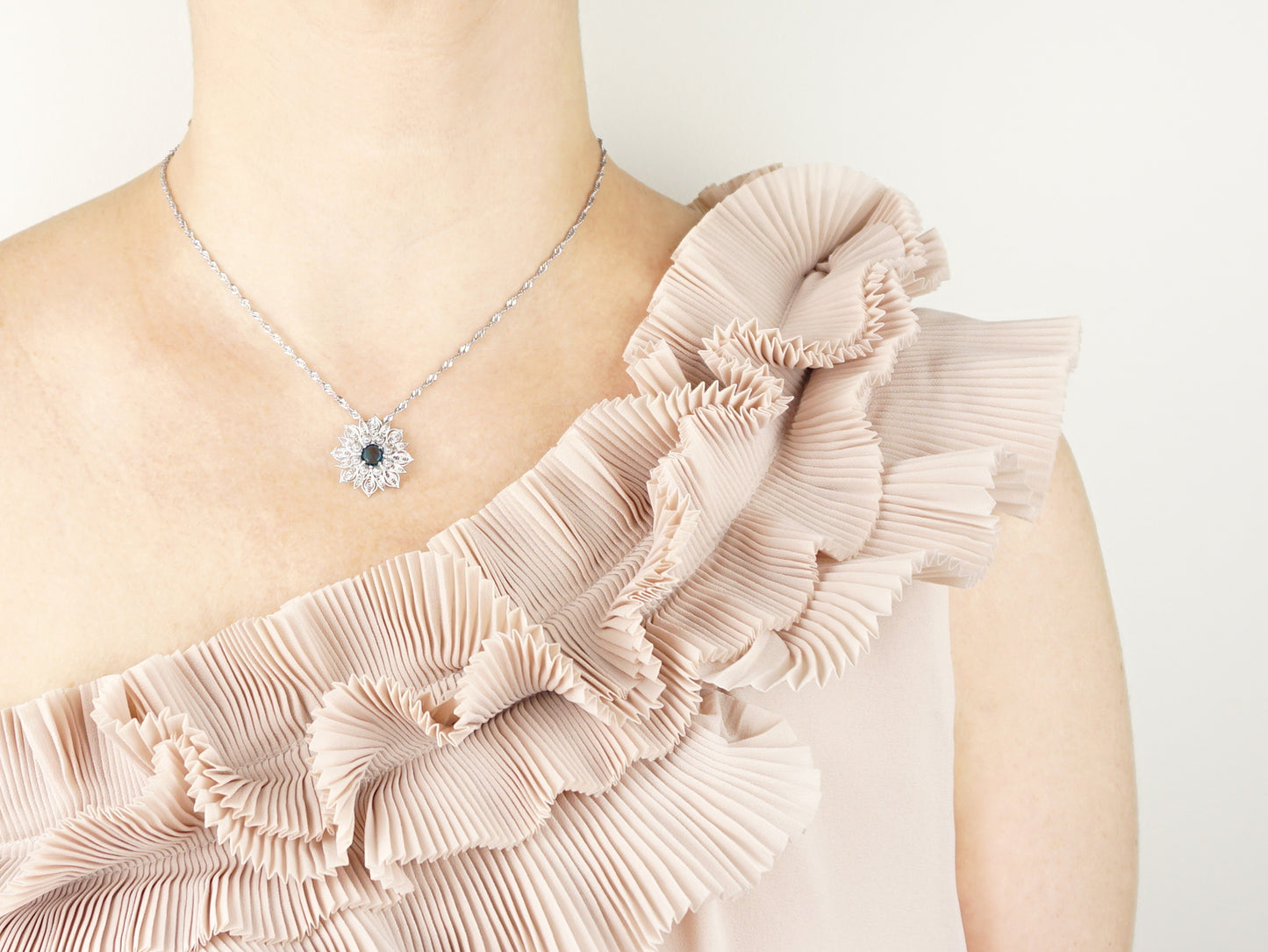 Colar Flor Rica com Pedra, Filigrana Portuguesa, Prata de Lei 925 - Mulher a usar Colar