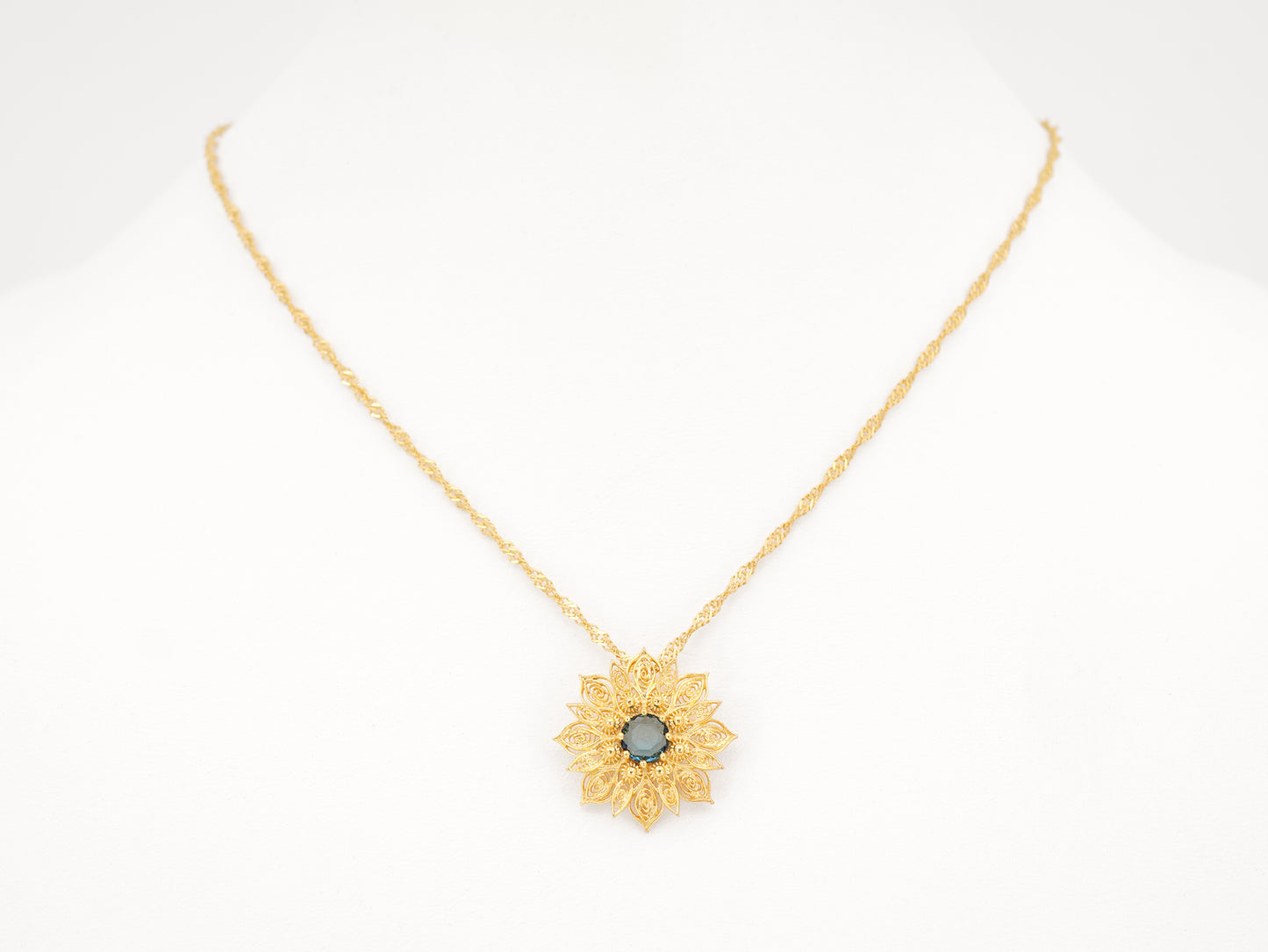 Colar Flor Rica com Pedra, Filigrana Portuguesa, Prata de Lei 925 Dourada - Colar em Exposição, Vista de Frente