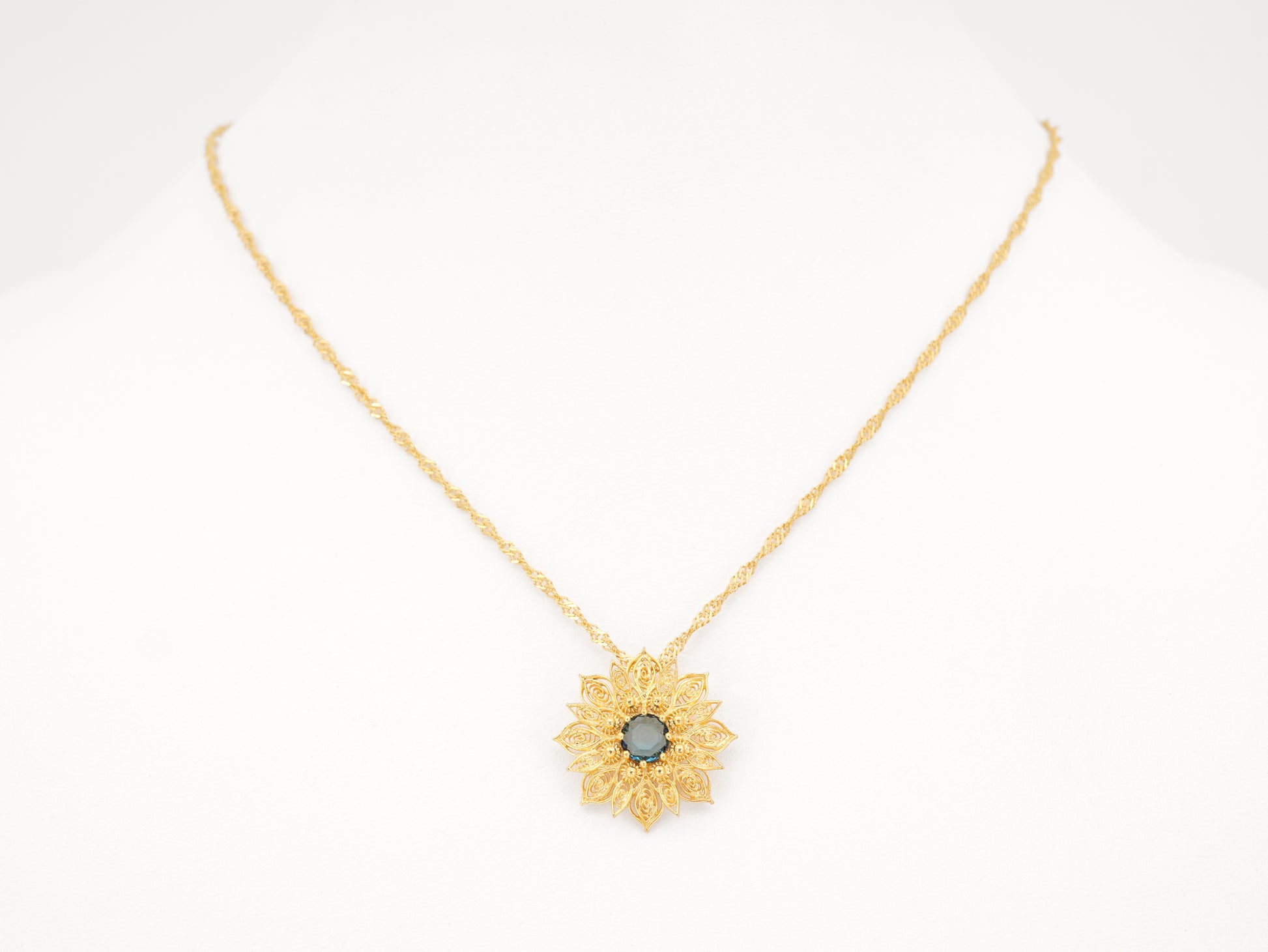 Colar Flor Rica com Pedra, Filigrana Portuguesa, Prata de Lei 925 Dourada - Colar em Exposição, Vista de Frente