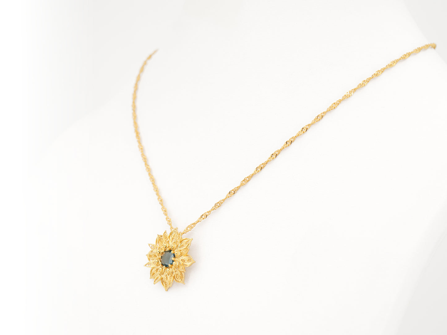 Colar Flor Rica com Pedra, Filigrana Portuguesa, Prata de Lei 925 Dourada - Colar em Exposição, Perspectiva