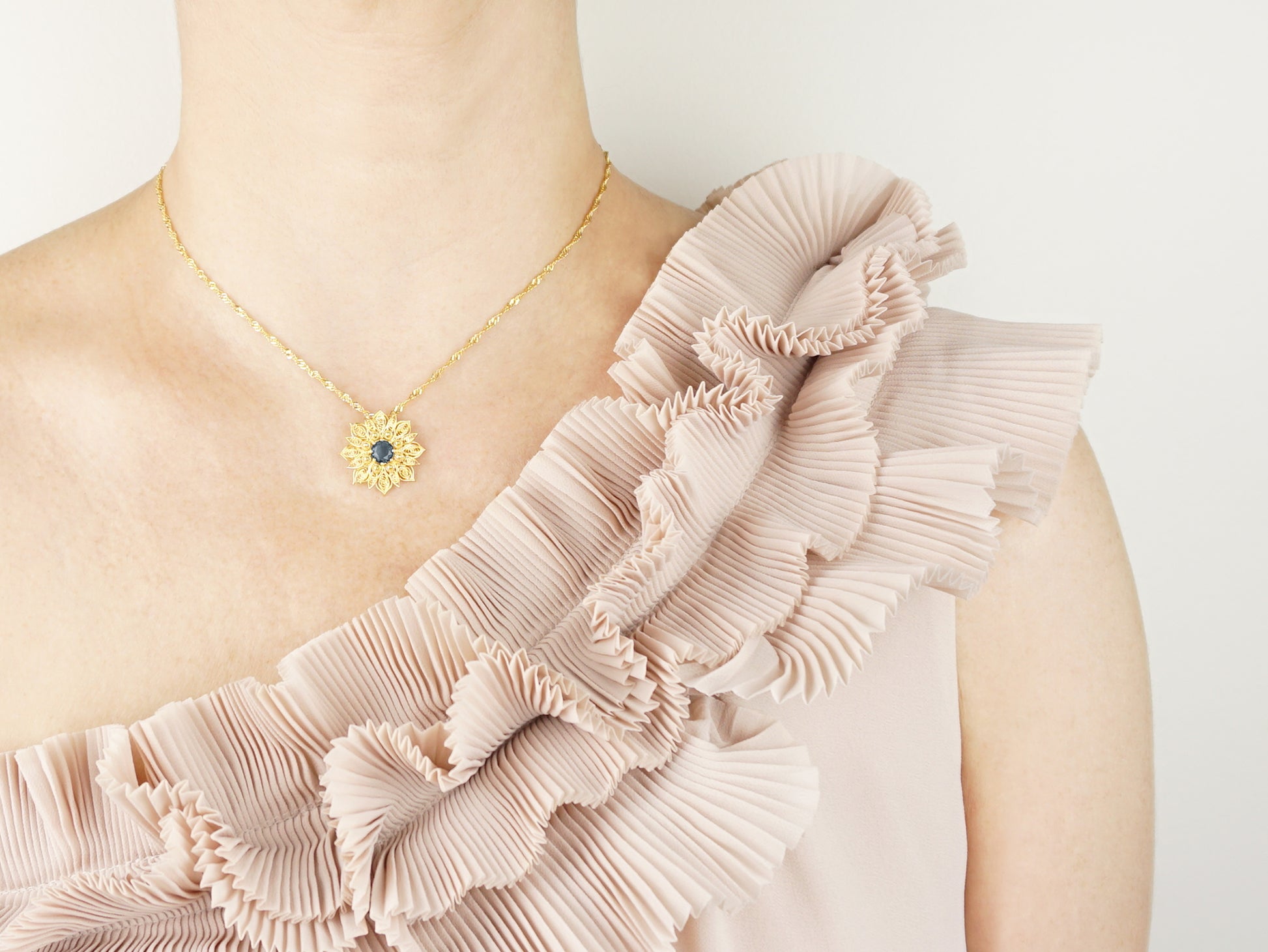 Colar Flor Rica com Pedra, Filigrana Portuguesa, Prata de Lei 925 Dourada - Mulher a usar Colar