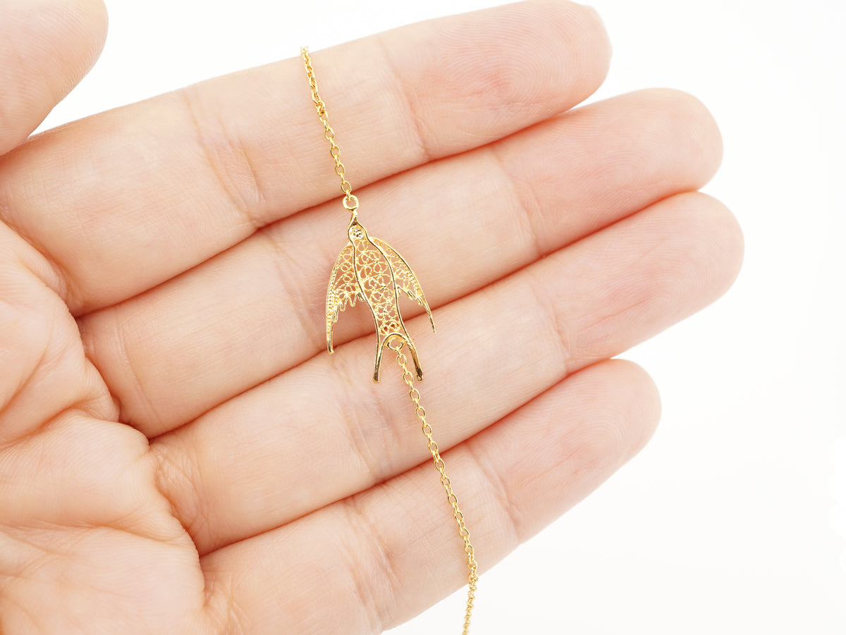 Pulseira Mini Andorinha, Filigrana Portuguesa, Prata de Lei 925 Dourada - Pormenor na Mão