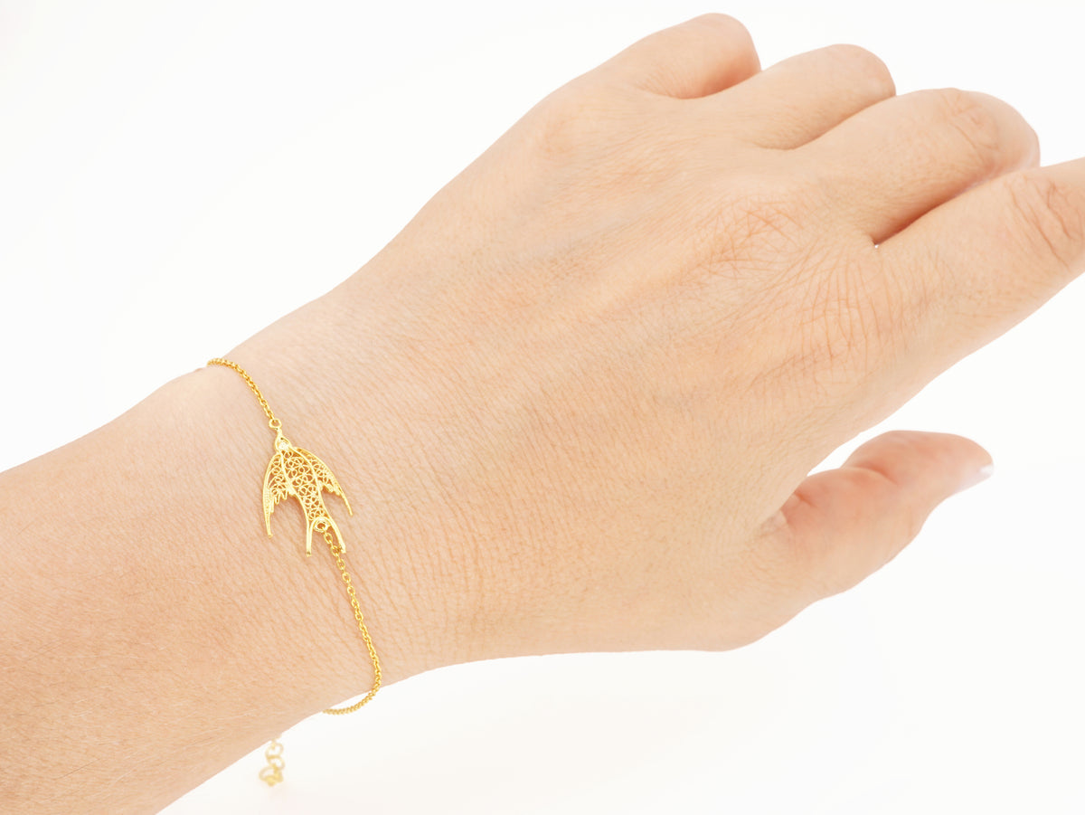 Pulseira Mini Andorinha, Filigrana Portuguesa, Prata de Lei 925 Dourada - Pormenor Mulher a usar Pulseira