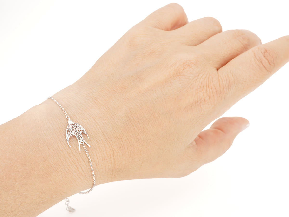 Pulseira Mini Andorinha, Filigrana Portuguesa, Prata de Lei 925 - Pormenor Mulher a usar Pulseira
