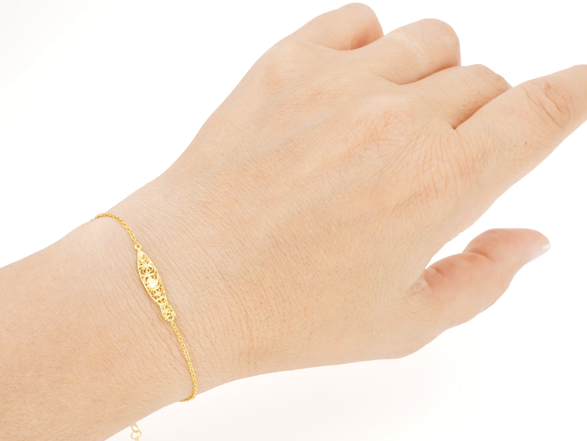 Pulseira Mini Sardinha, Filigrana Portuguesa, Prata de Lei 925 Dourada - Pormenor Mulher a usar Pulseira