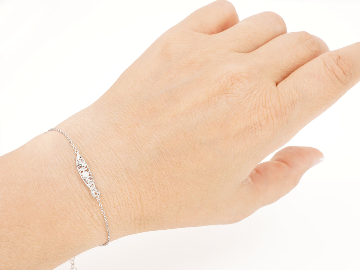 Pulseira Mini Sardinha, Filigrana Portuguesa, Prata de Lei 925 - Pormenor Mulher a usar Pulseira