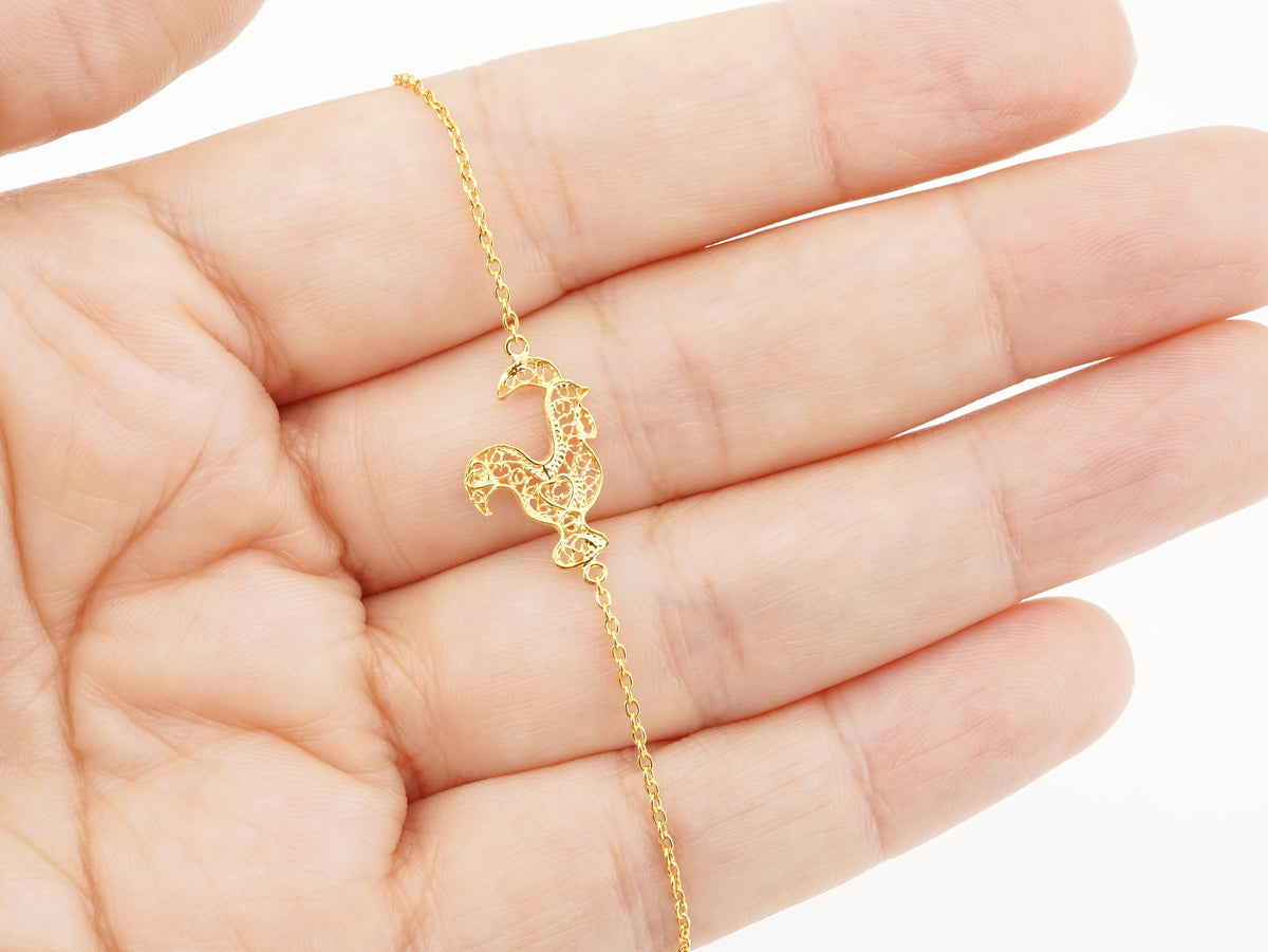 Pulseira Mini Galo de Barcelos, Filigrana Portuguesa, Prata de Lei 925 Dourada - Pormenor na Mão