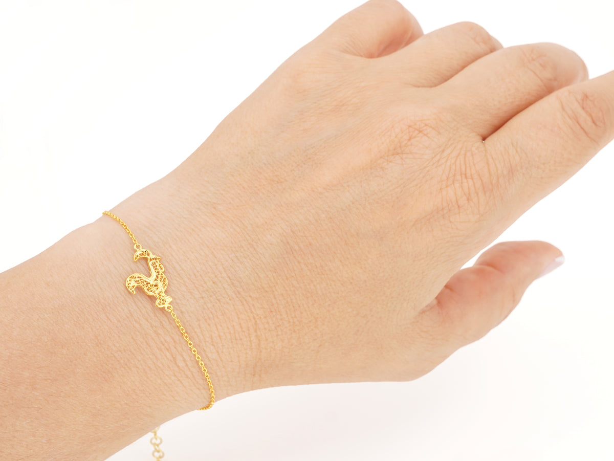 Pulseira Mini Galo de Barcelos, Filigrana Portuguesa, Prata de Lei 925 Dourada - Pormenor Mulher a usar Pulseira