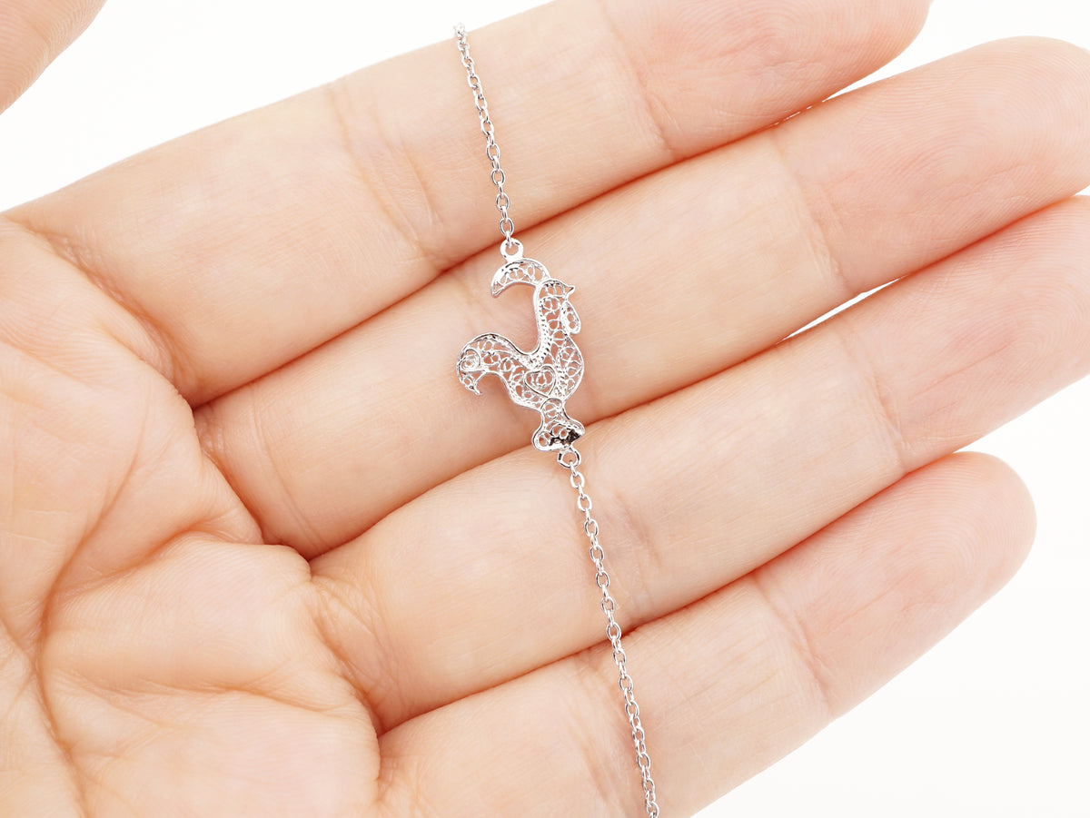 Pulseira Mini Galo de Barcelos, Filigrana Portuguesa, Prata de Lei 925 - Pormenor na Mão