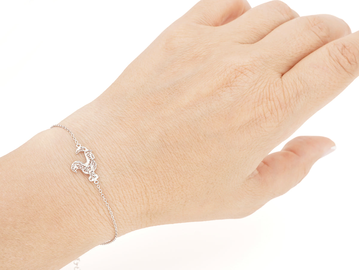 Pulseira Mini Galo de Barcelos, Filigrana Portuguesa, Prata de Lei 925 - Pormenor Mulher a usar Pulseira no Pulso