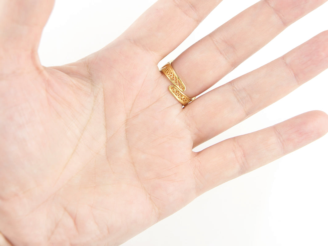 Anel Flor Rica, ajustável, Filigrana Portuguesa, Prata de Lei 925 Dourada - Vista de trás na mão