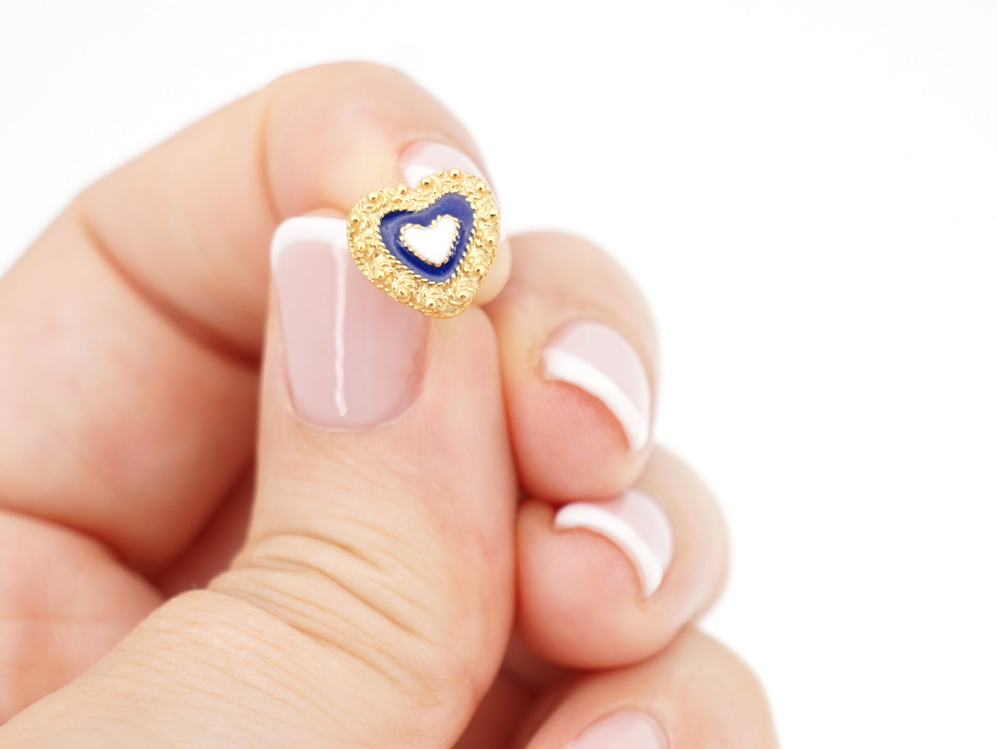 Brincos Coração Caramujo, Filigrana Portuguesa, Prata de Lei 925 Dourada - Pormenor na Mão