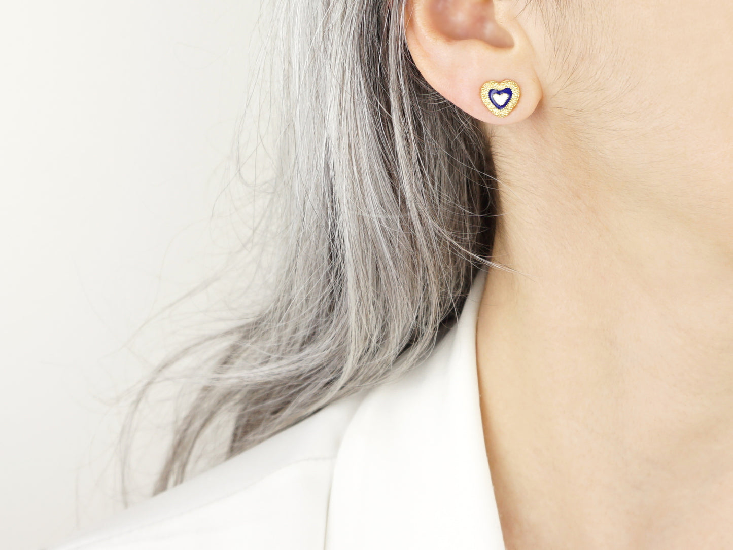 Brincos Coração Caramujo, Filigrana Portuguesa, Prata de Lei 925 Dourada - Pormenor Mulher a usar Brinco