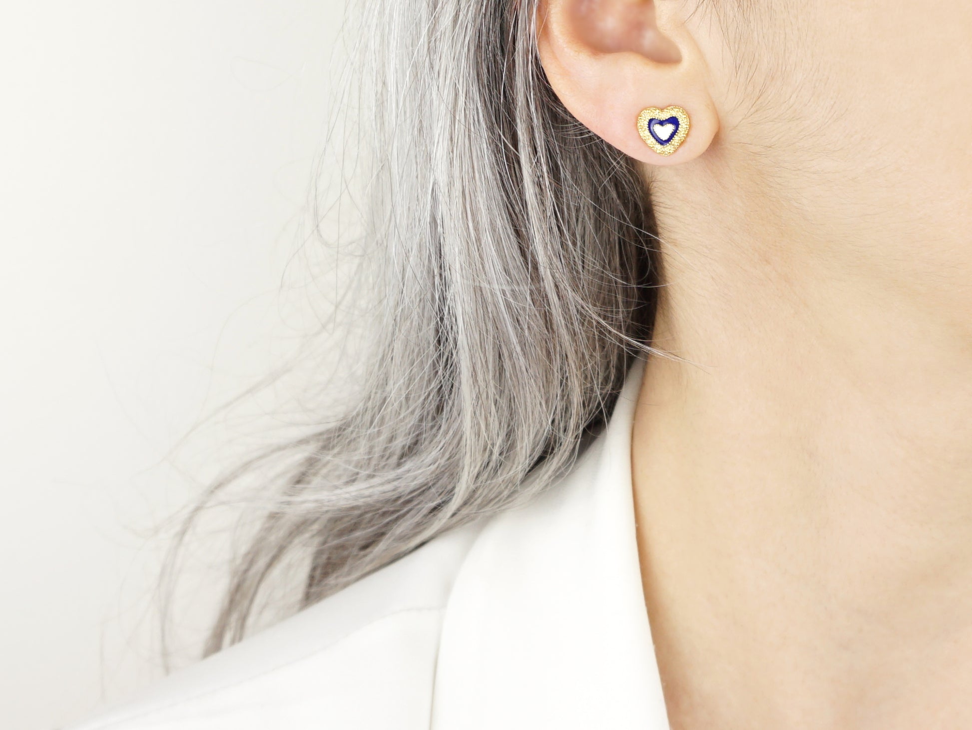 Brincos Coração Caramujo, Filigrana Portuguesa, Prata de Lei 925 Dourada - Pormenor Mulher a usar Brinco