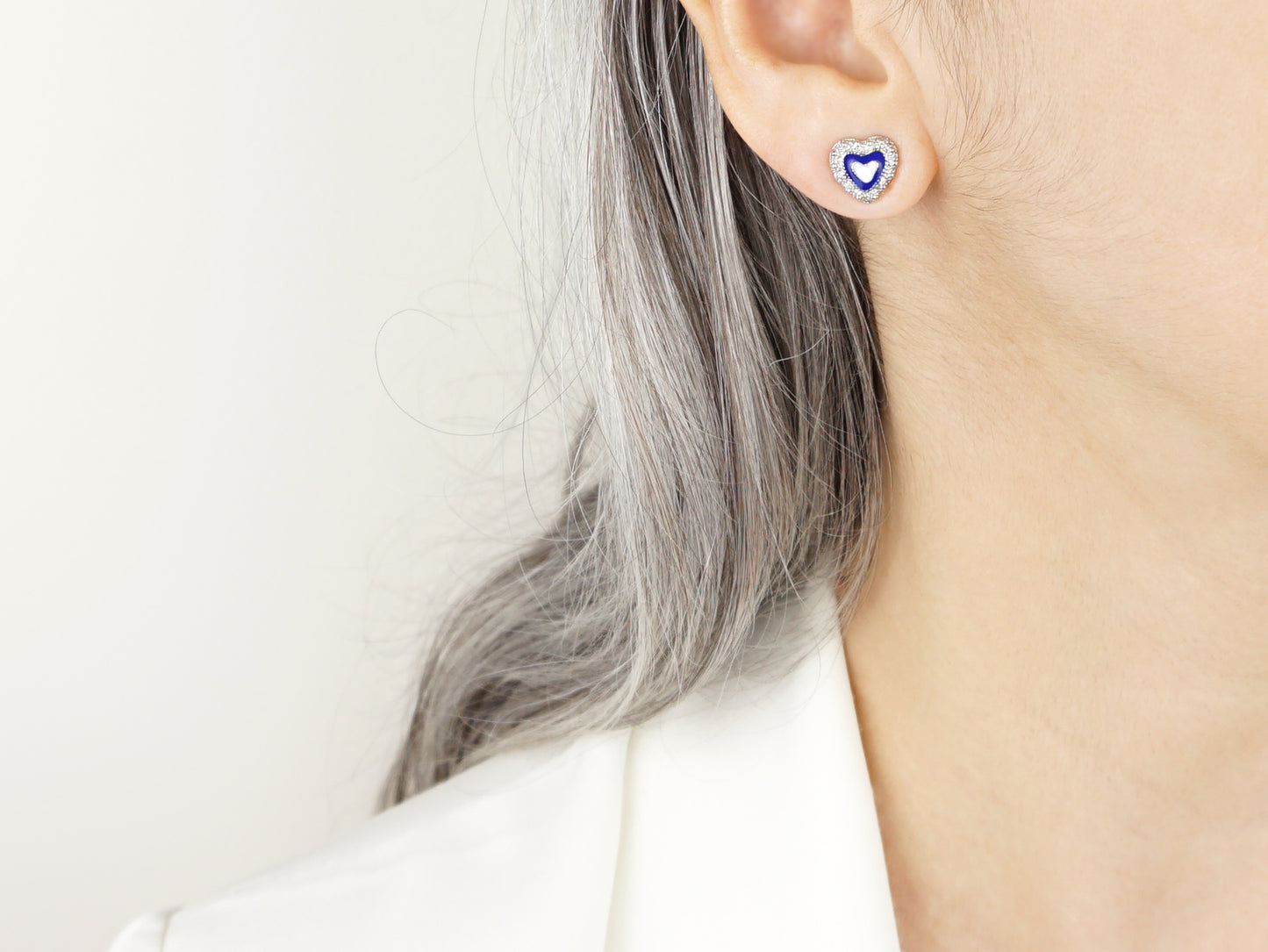 Brincos Coração Caramujo, Filigrana Portuguesa, Prata de Lei 925 - Pormenor Mulher a usar Brinco