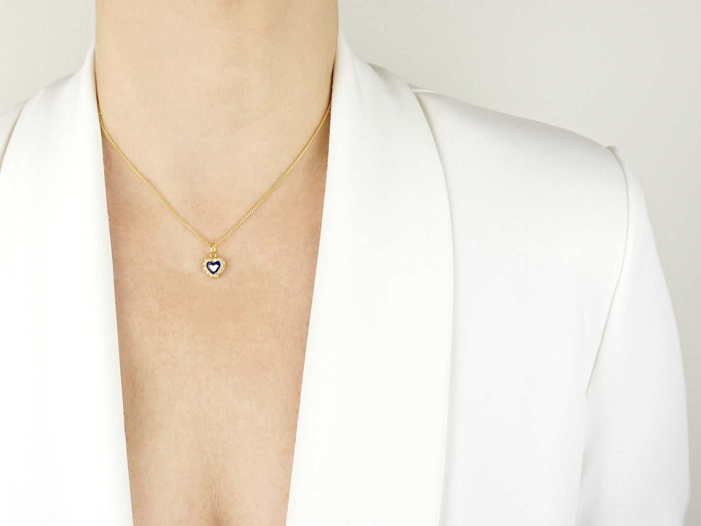 Colar Coração Caramujo, Filigrana Portuguesa, Prata de Lei 925 Dourada - Mulher a usar Colar