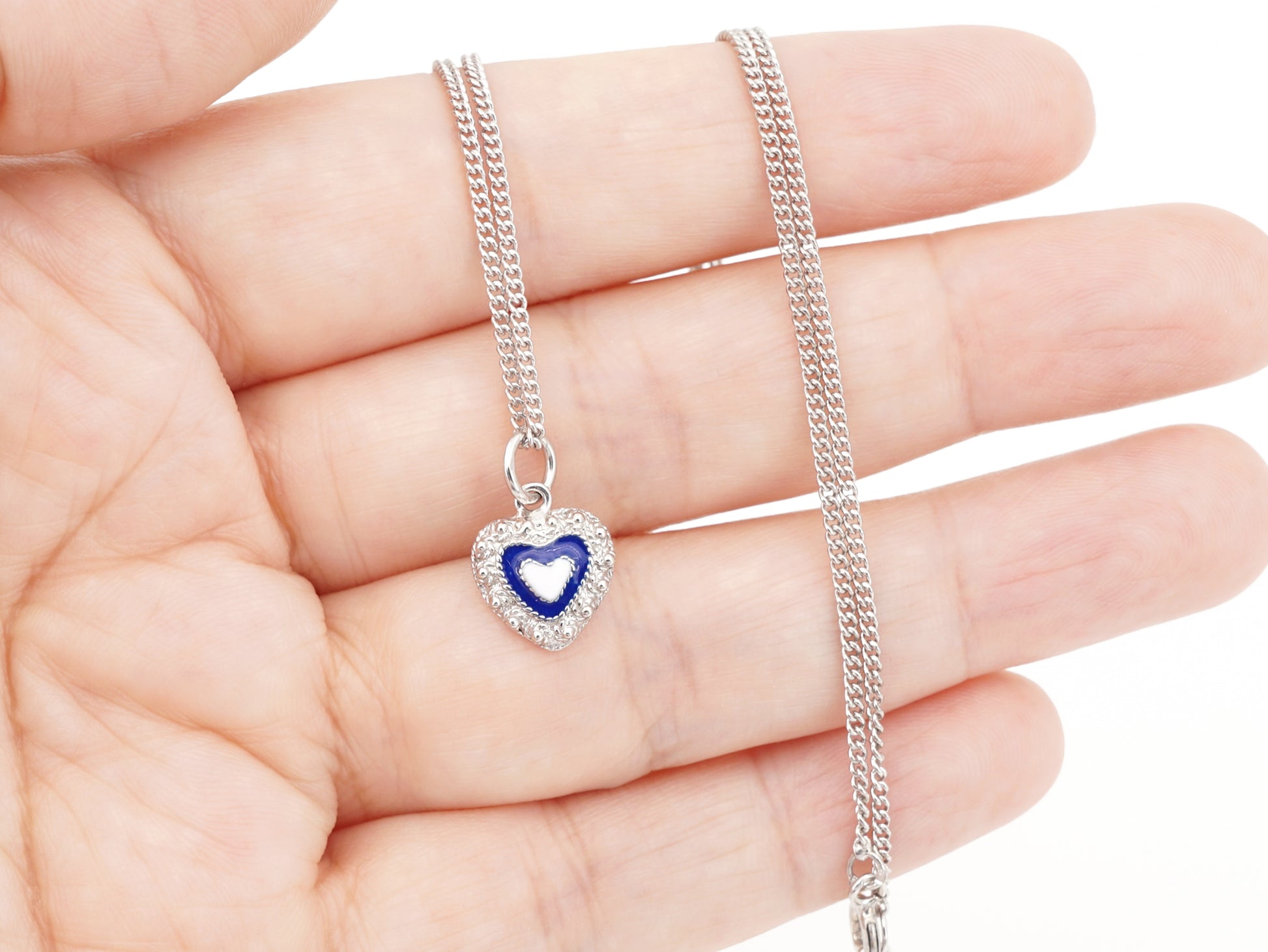 Colar Coração Caramujo, Filigrana Portuguesa, Prata de Lei 925 - Pormenor na Mão