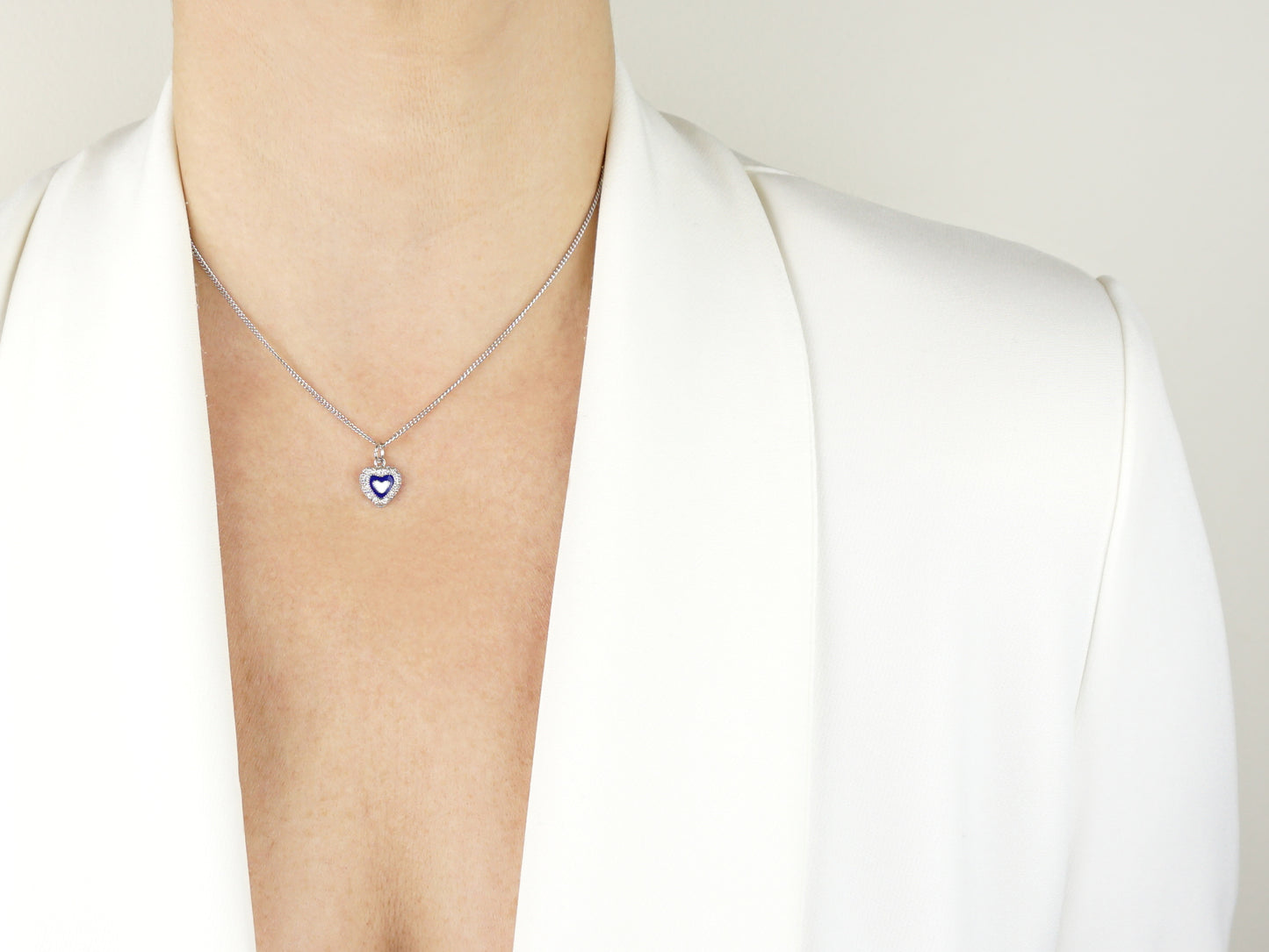 Colar Coração Caramujo, Filigrana Portuguesa, Prata de Lei 925 - Mulher a usar Colar