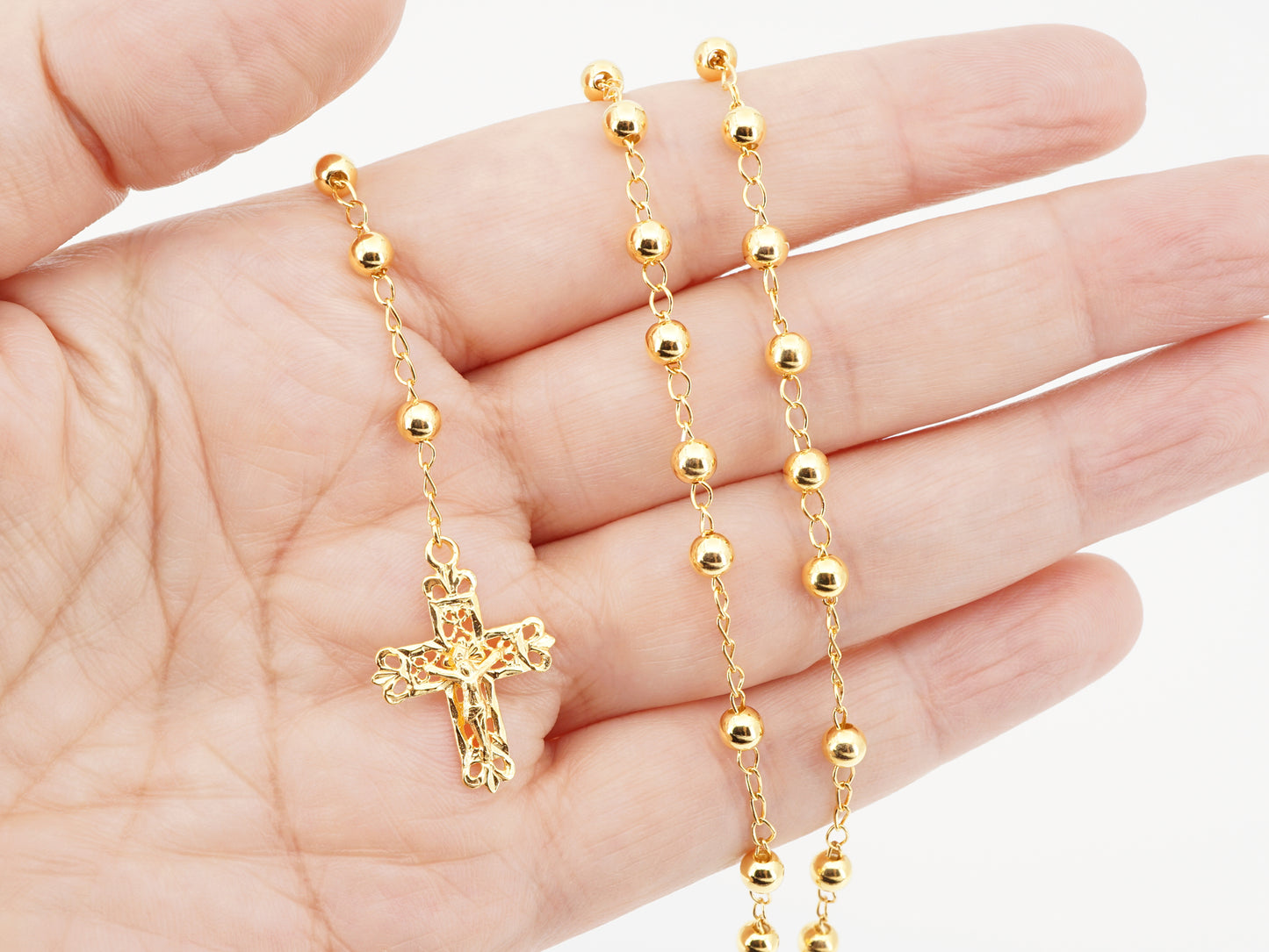Colar Terço Filigrana Contas Lisas, Filigrana Portuguesa, Prata de Lei 925 Dourada - Pormenor Cruz na Mão