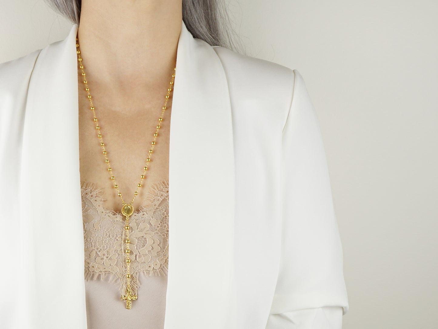 Colar Terço Filigrana Contas Lisas, Filigrana Portuguesa, Prata de Lei 925 Dourada - Pormenor Mulher a usar Colar