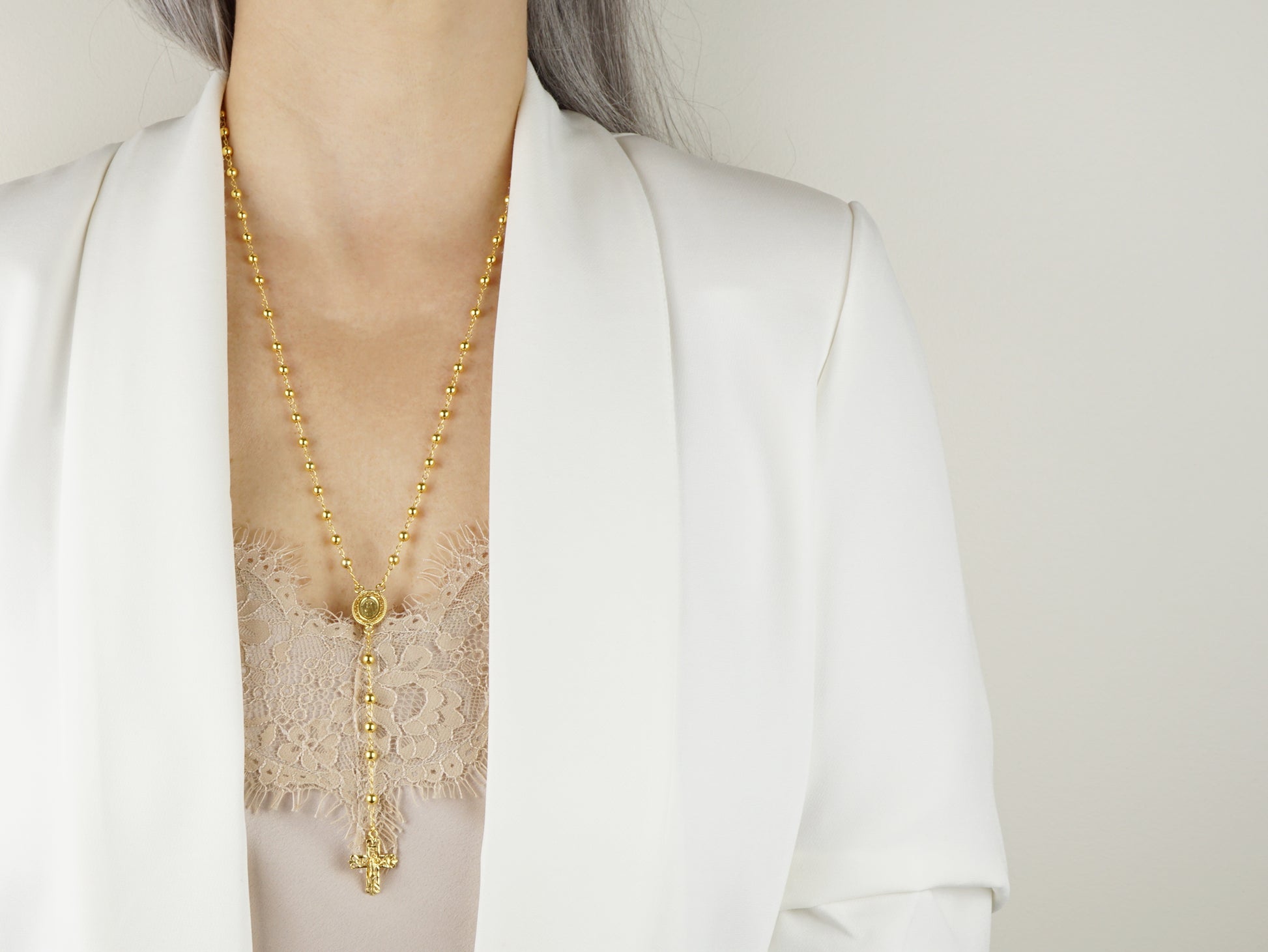 Colar Terço Filigrana Contas Lisas, Filigrana Portuguesa, Prata de Lei 925 Dourada - Pormenor Mulher a usar Colar