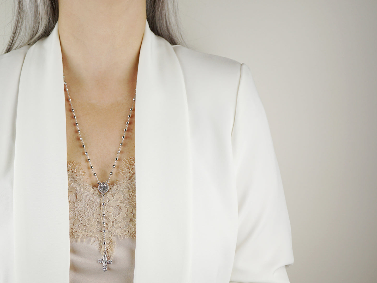 Colar Terço Filigrana Contas Lisas, Filigrana Portuguesa, Prata de Lei 925 - Pormenor Mulher a usar Colar