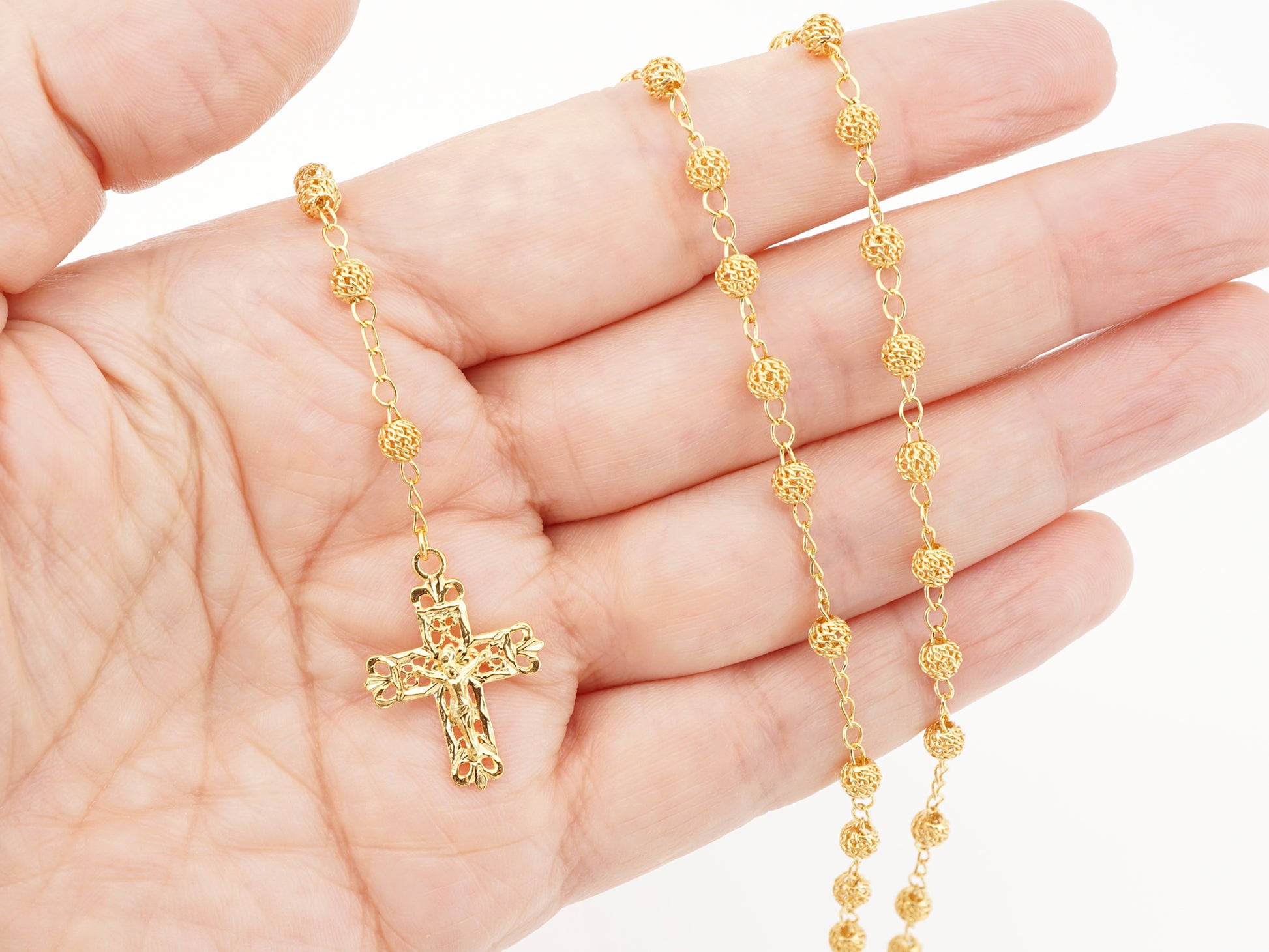 Colar Terço Filigrana Contas Rendilhadas, Filigrana Portuguesa, Prata de Lei 925 Dourada - Pormenor na Mão, Cruz