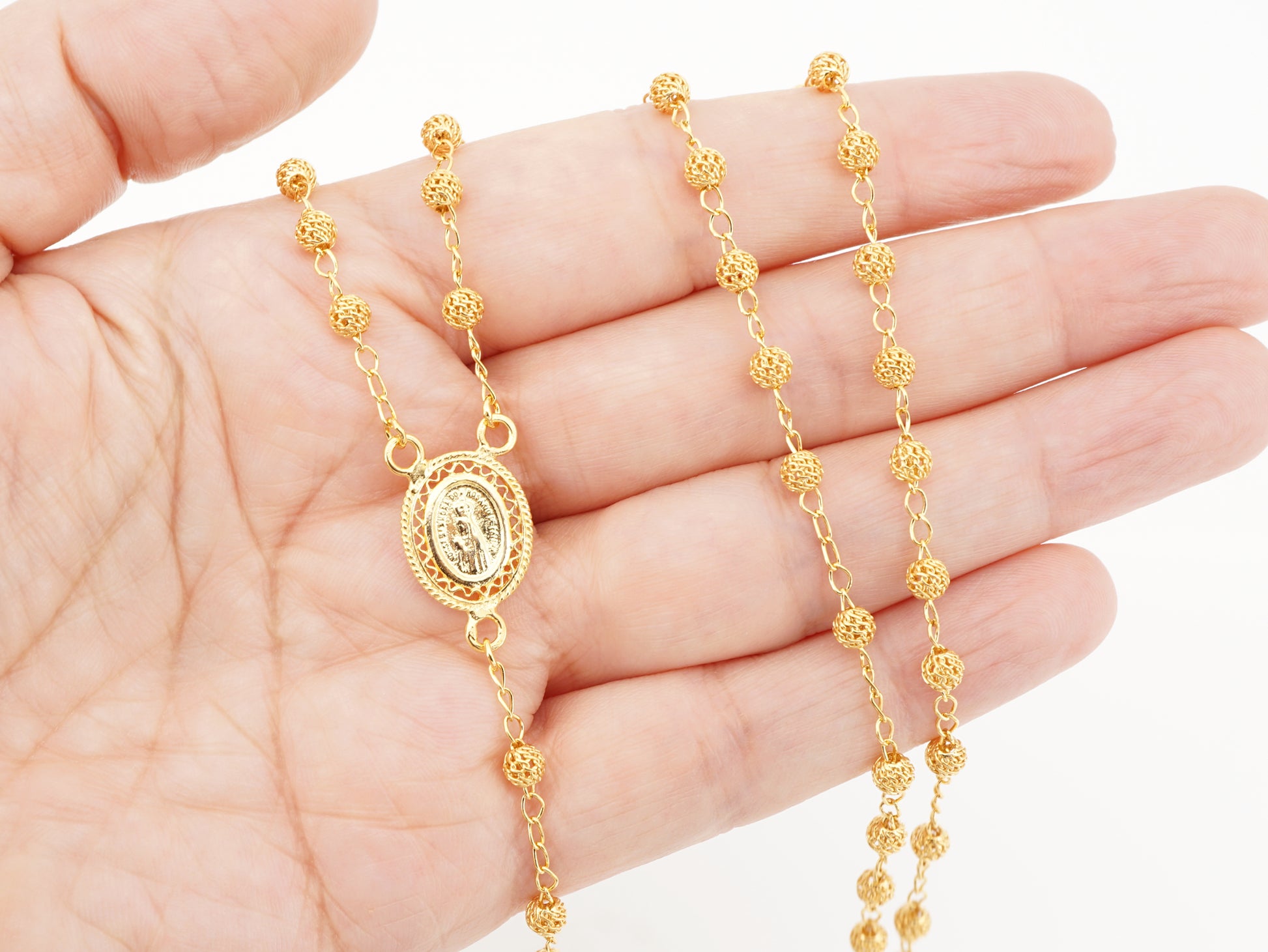 Colar Terço Filigrana Contas Rendilhadas, Filigrana Portuguesa, Prata de Lei 925 Dourada - Pormenor na Mão, Medalha