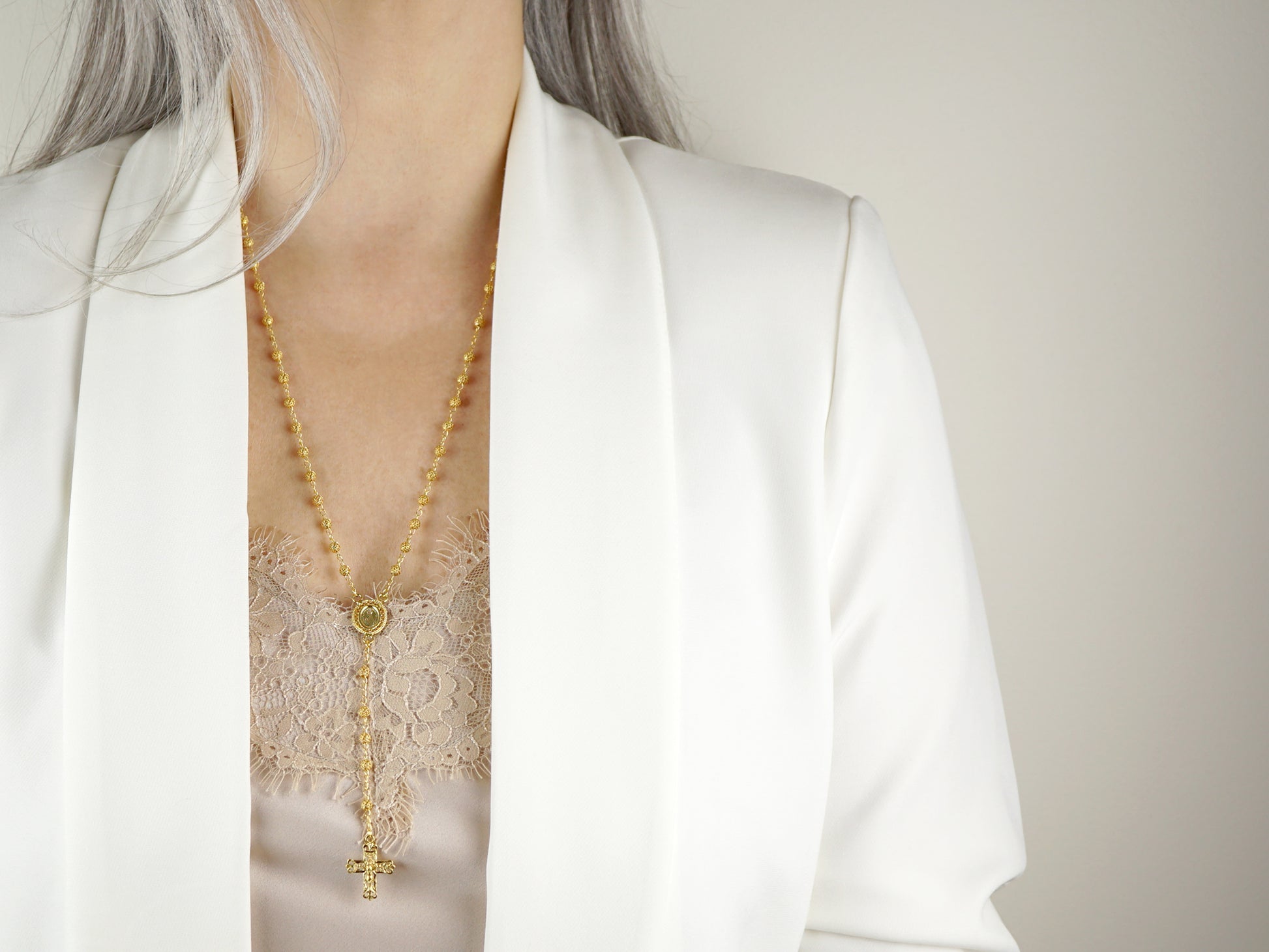 Colar Terço Filigrana Contas Rendilhadas, Filigrana Portuguesa, Prata de Lei 925 Dourada - Pormenor Mulher a usar Colar