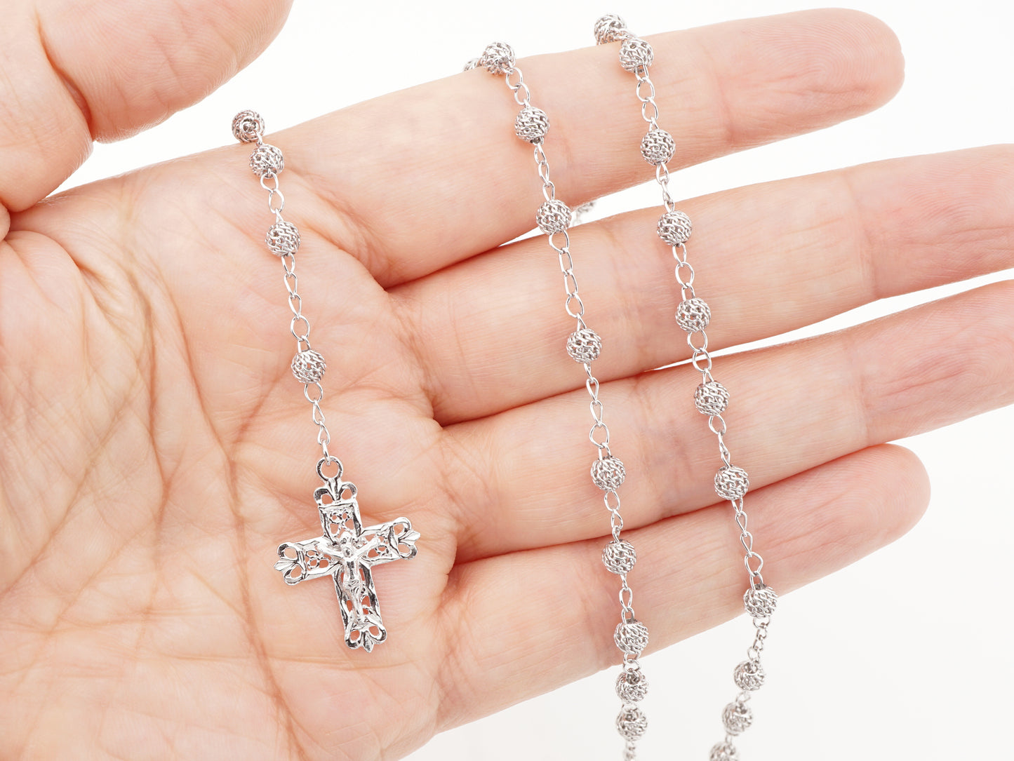 Colar Terço Filigrana Contas Rendilhadas, Filigrana Portuguesa, Prata de Lei 925 - Cruz, Pormenor na Mão