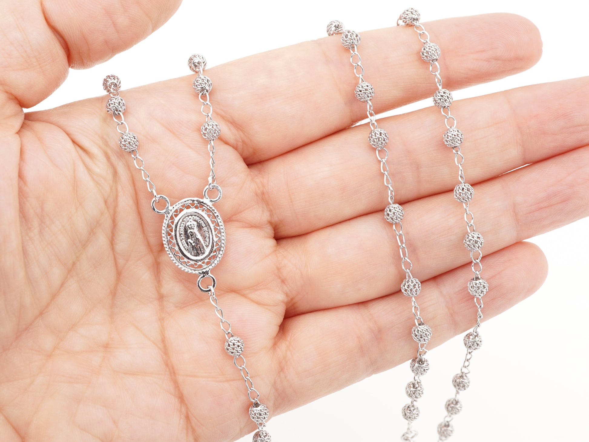 Colar Terço Filigrana Contas Rendilhadas, Filigrana Portuguesa, Prata de Lei 925 - Medalha, Pormenor na Mão