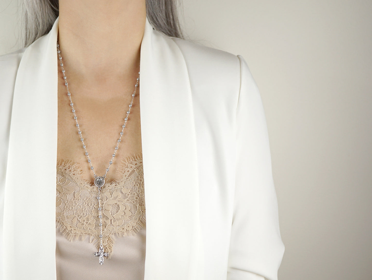 Colar Terço Filigrana Contas Rendilhadas, Filigrana Portuguesa, Prata de Lei 925 - Pormenor Mulher a usar Colar