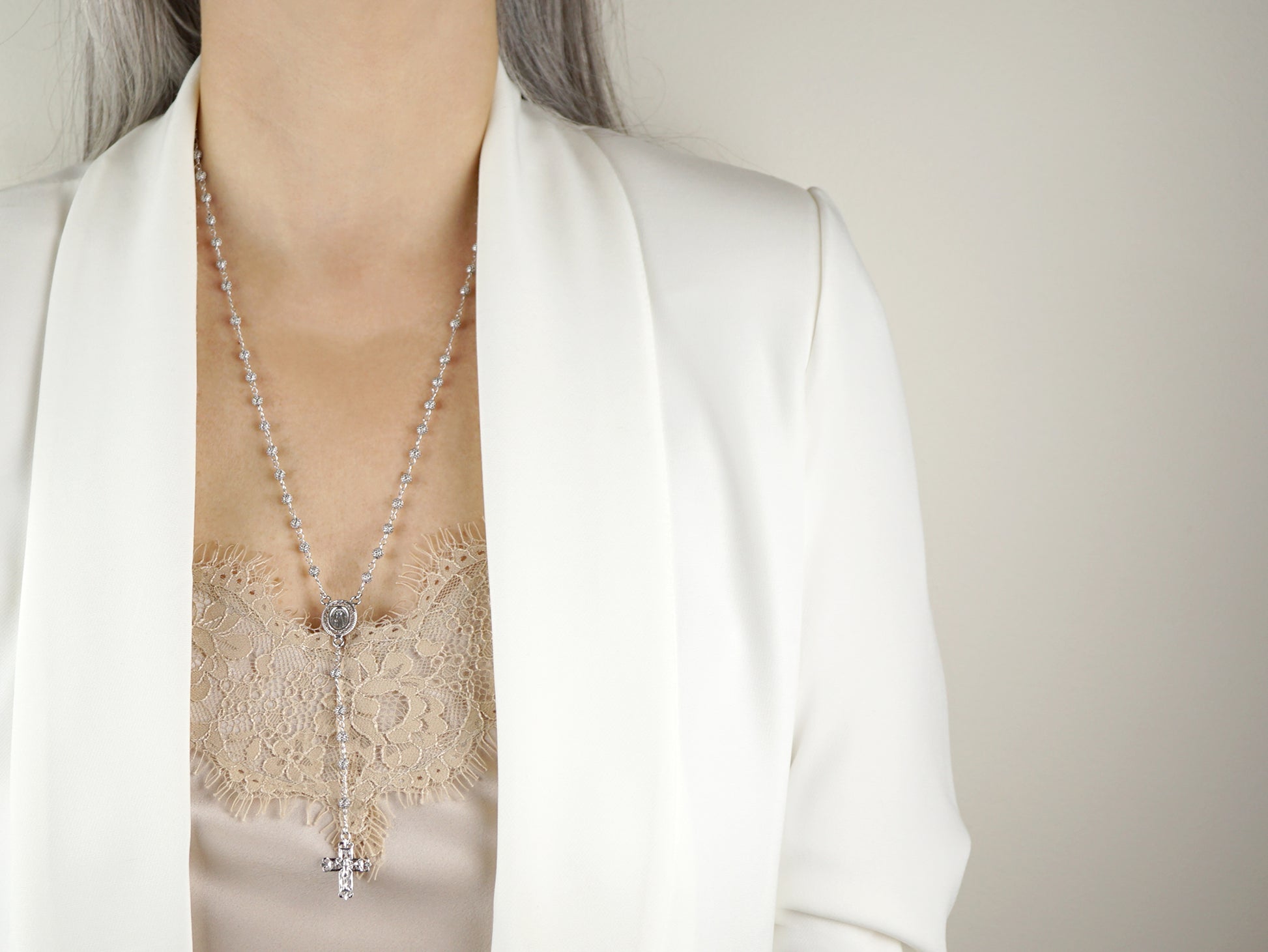 Colar Terço Filigrana Contas Rendilhadas, Filigrana Portuguesa, Prata de Lei 925 - Pormenor Mulher a usar Colar